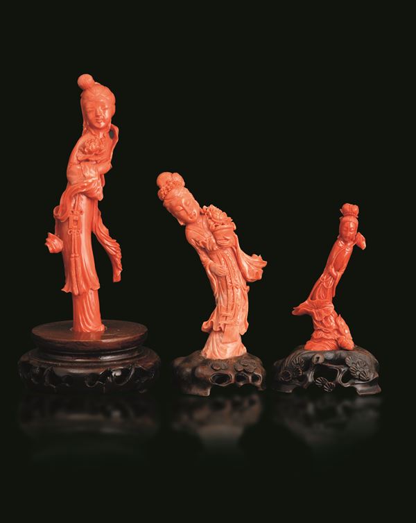 Lotto di tre figure di Guanyin scolpite in corallo, Cina, Dinastia Qing, XIX secolo