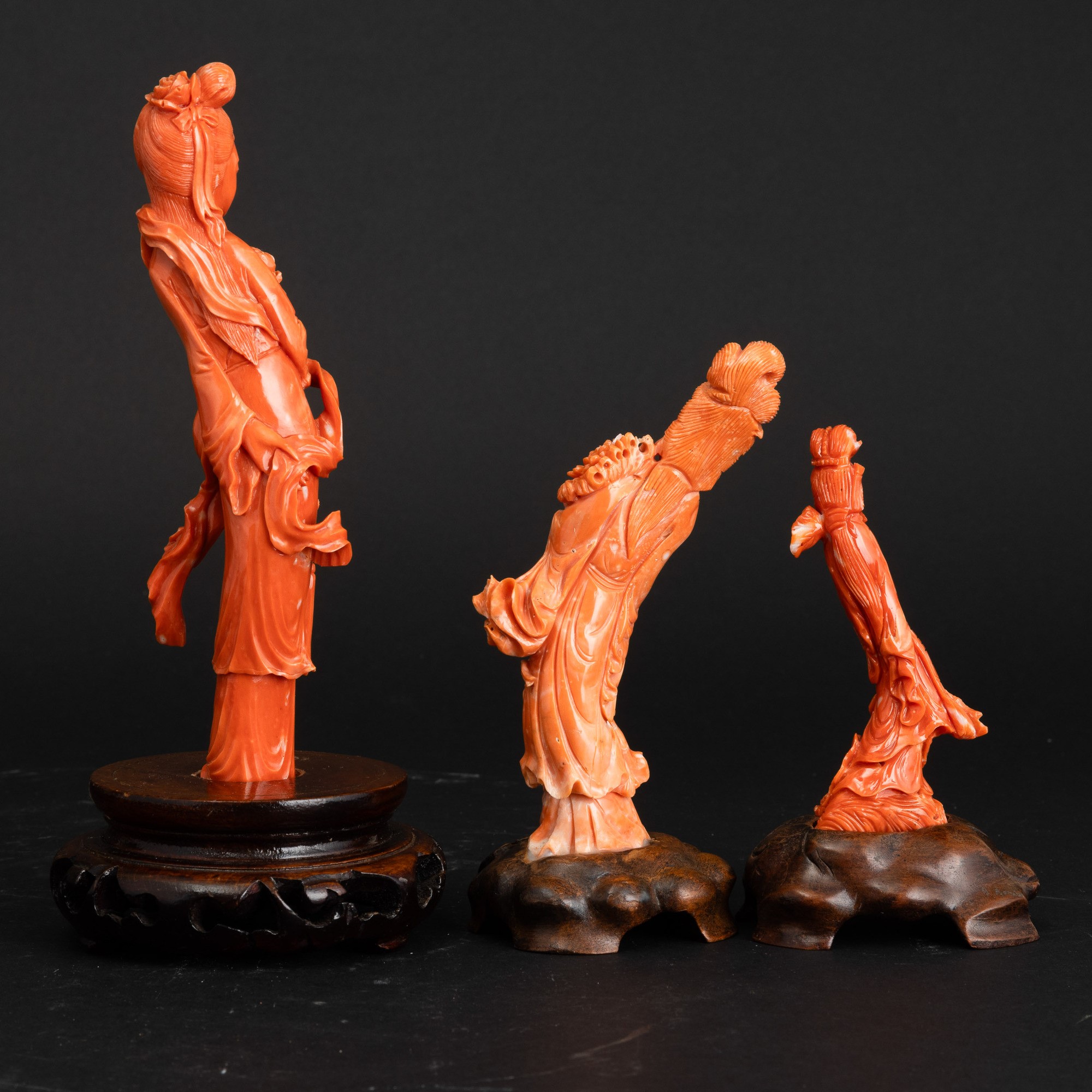 Lotto di Tre Figure di Guanyin Scolpite in Corallo, Cina, Dinastia Qing, XIX Secolo