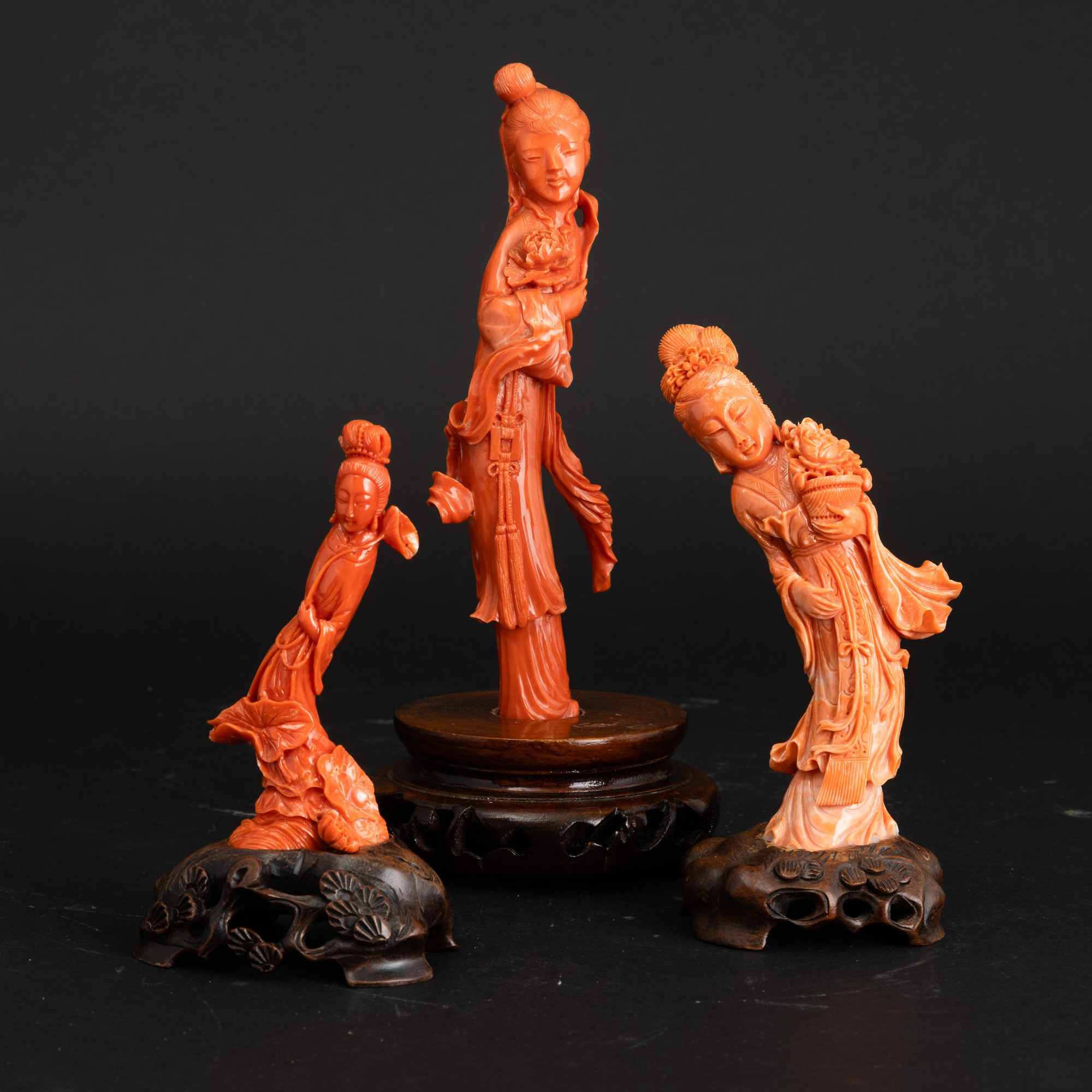 Lotto di Tre Figure di Guanyin Scolpite in Corallo, Cina, Dinastia Qing, XIX Secolo