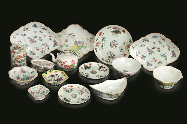 Lotto composto di sedici articoli in porcellana: Coppia di ciotole, vassoietto, cinque ciotole misure diverse, contenitore, teiera, scatola, cinque piatti misure diverse, Cina, XIX-XX secolo