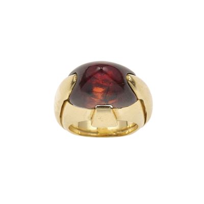 Calderoni, Anello con granato taglio pan di zucchero in oro giallo 750/1000