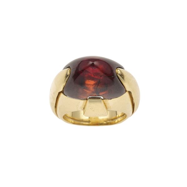 Calderoni. Anello con granato taglio pan di zucchero