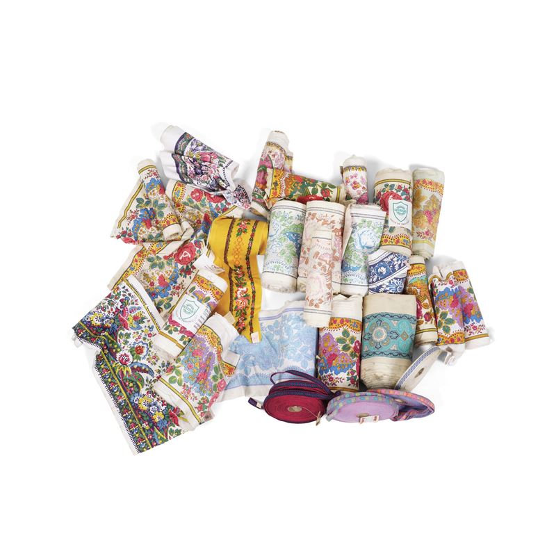 Scatola contenente vari galloni provenzali  - Auction Antique carpets from the collection of Manlio and Raoul Cabib | Second Part - Cambi Casa d'Aste