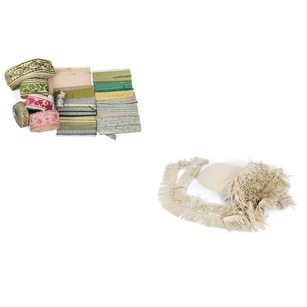 Scatola contenente galloni in velluto e passamanerie e frange.