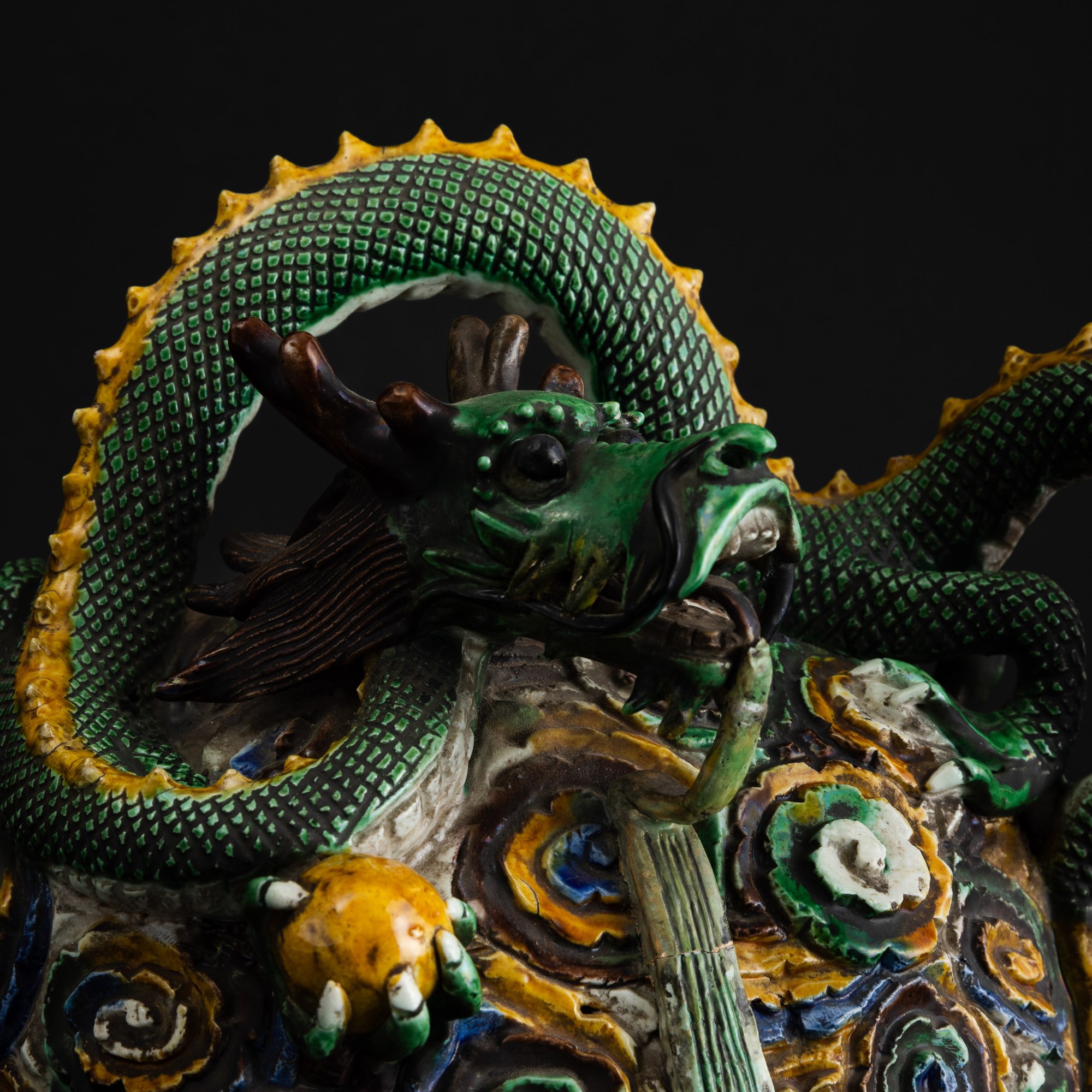 Figura Raffigurante Drago e Pesci in Biscuit Famiglia Verde, Cina, Dinastia Qing, XIX Secolo