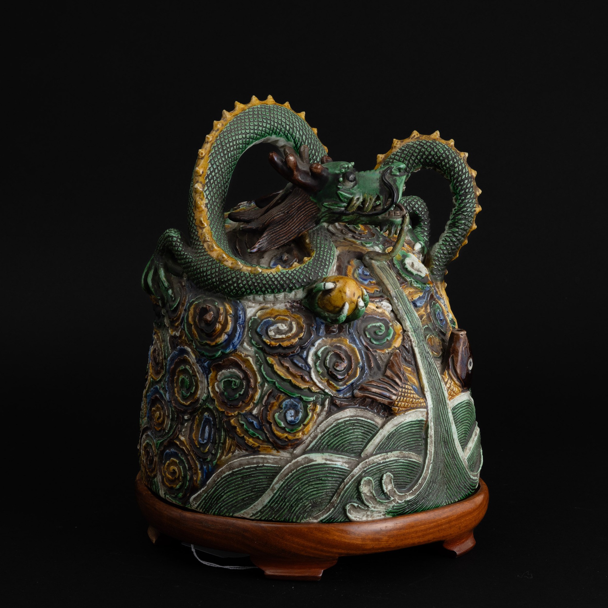 Figura Raffigurante Drago e Pesci in Biscuit Famiglia Verde, Cina, Dinastia Qing, XIX Secolo