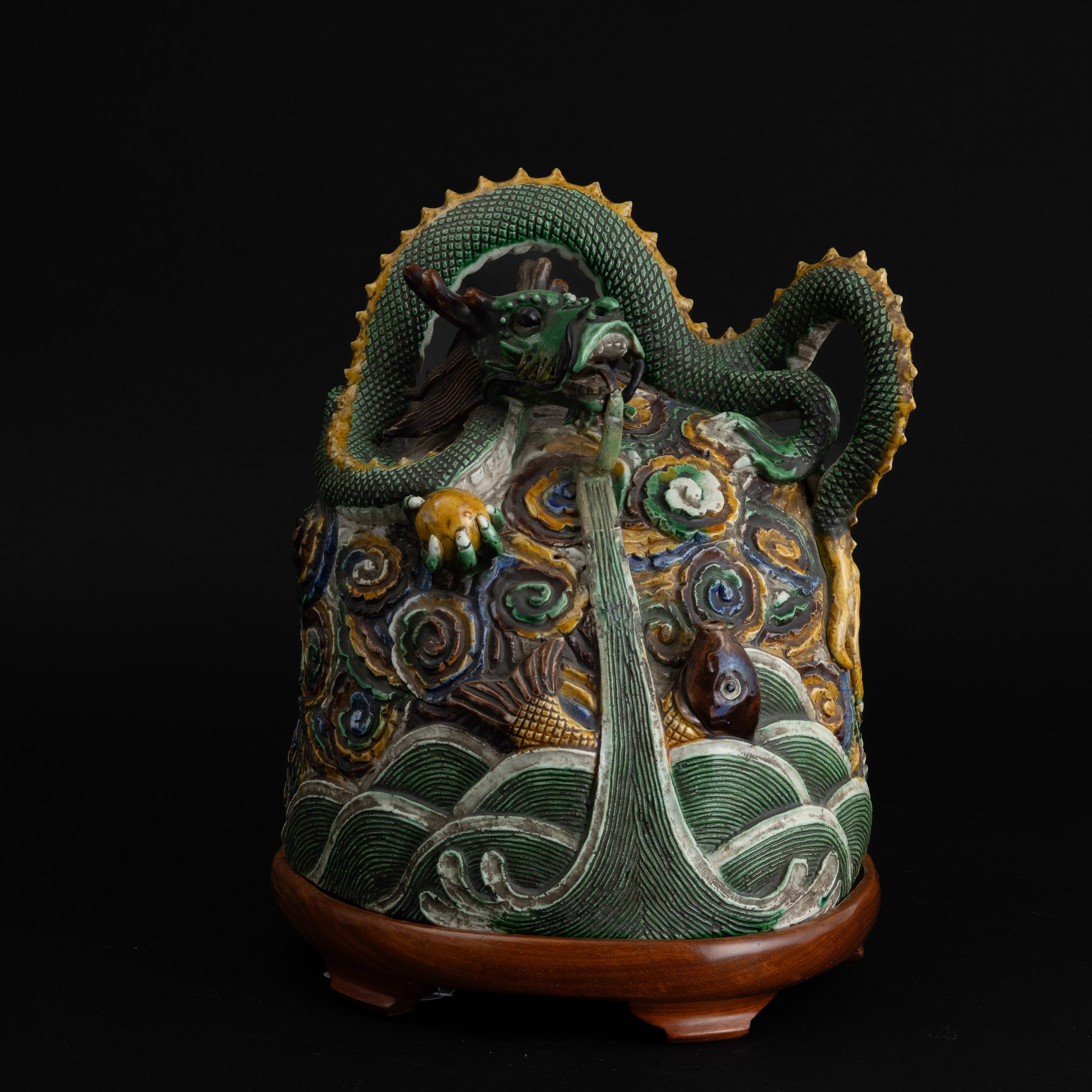 Figura Raffigurante Drago e Pesci in Biscuit Famiglia Verde, Cina, Dinastia Qing, XIX Secolo