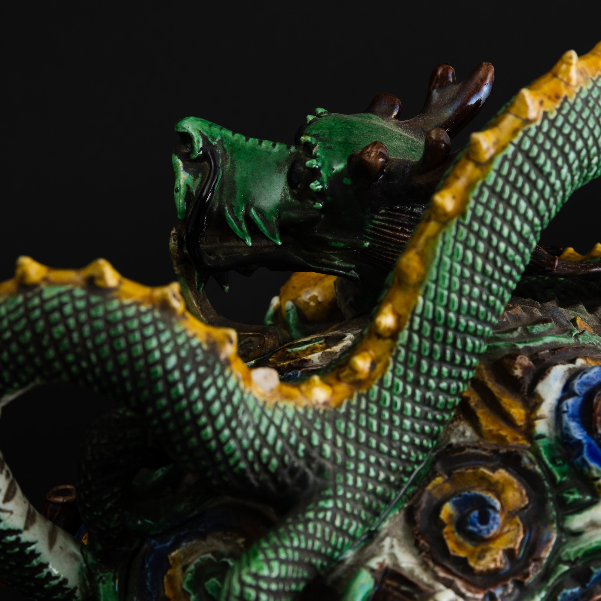 Figura Raffigurante Drago e Pesci in Biscuit Famiglia Verde, Cina, Dinastia Qing, XIX Secolo