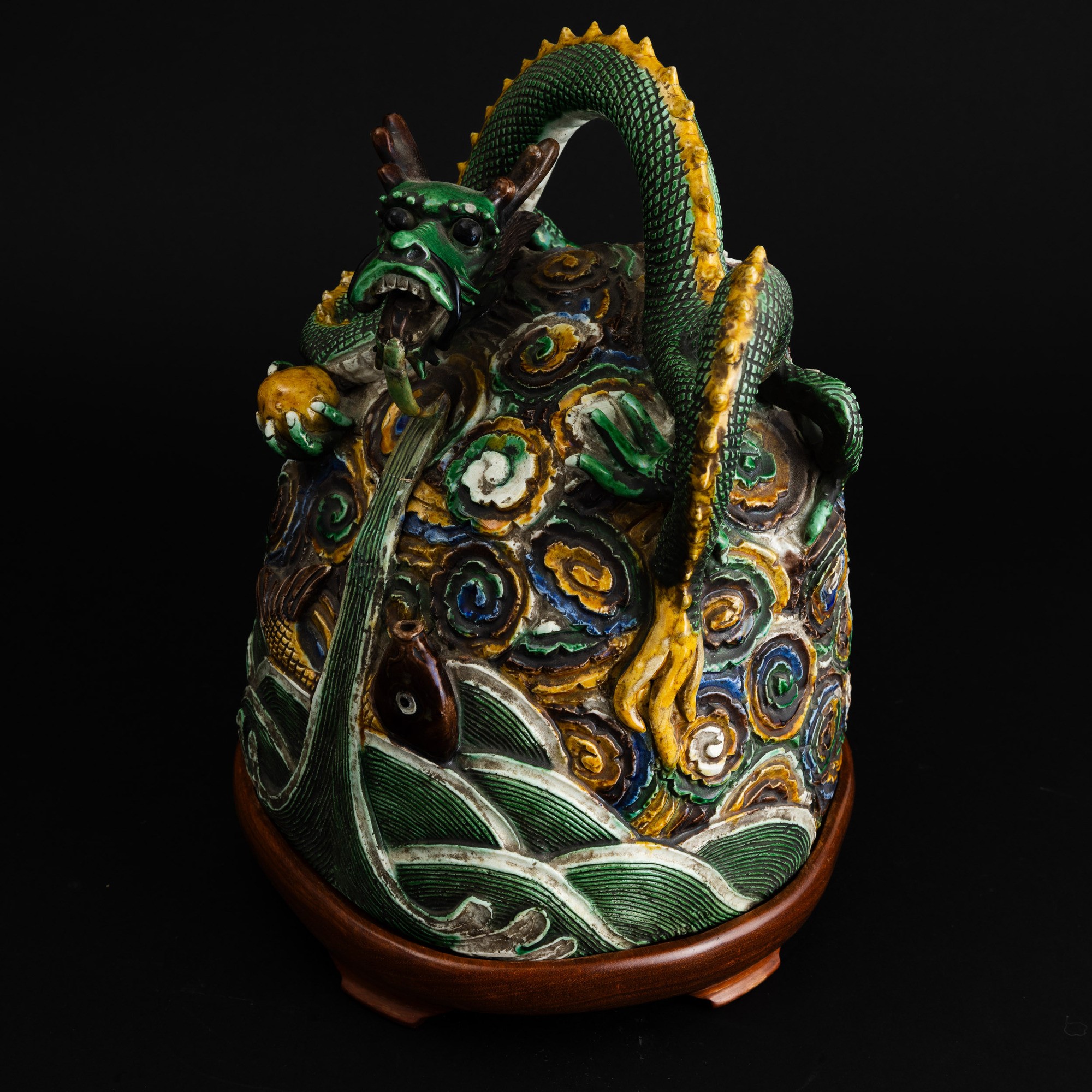 Figura Raffigurante Drago e Pesci in Biscuit Famiglia Verde, Cina, Dinastia Qing, XIX Secolo