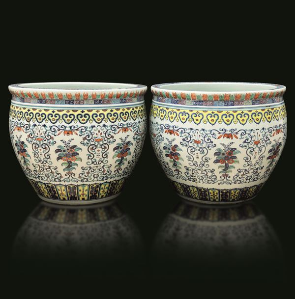 Coppia di importanti e grandi Cachepot in porcellana Doucai a decoro motivo Ruyi e floreale, Cina, Dinastia Qing, periodo Daoguang (1821-1850)