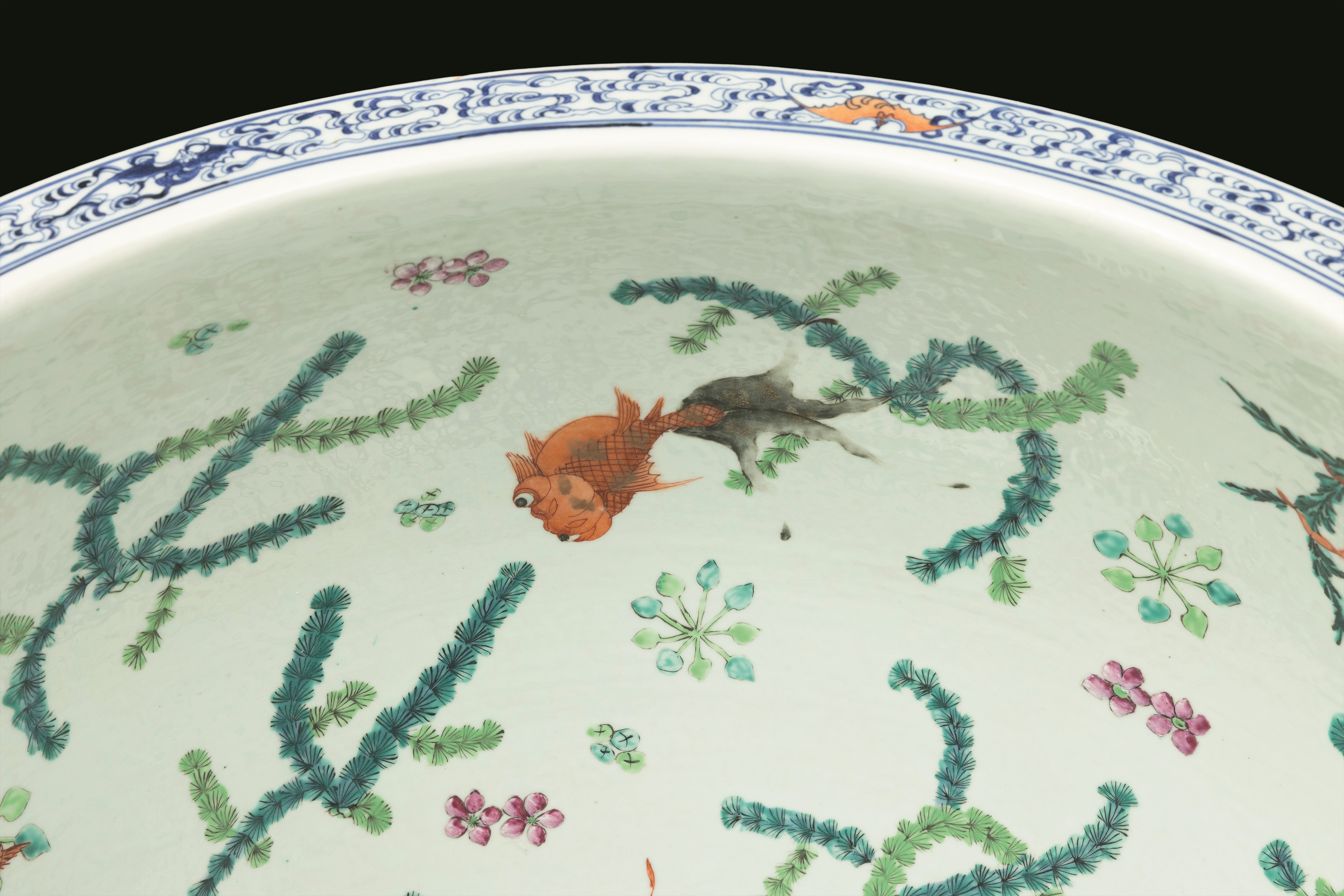 Coppia di Importanti e Grandi Cachepot in Porcellana Doucai a Decoro Motivo Ruyi e Floreale, Cina...