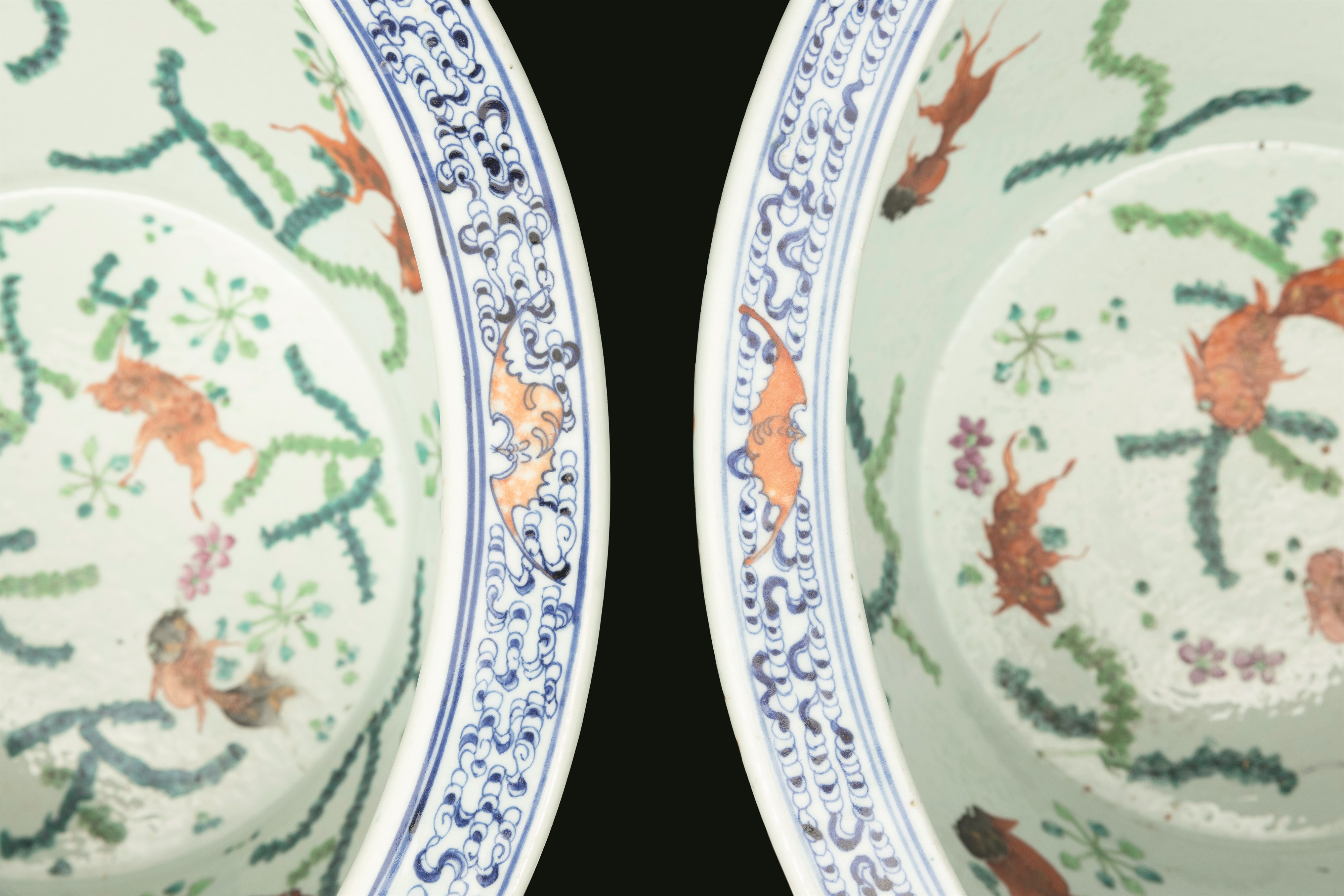 Coppia di Importanti e Grandi Cachepot in Porcellana Doucai a Decoro Motivo Ruyi e Floreale, Cina...