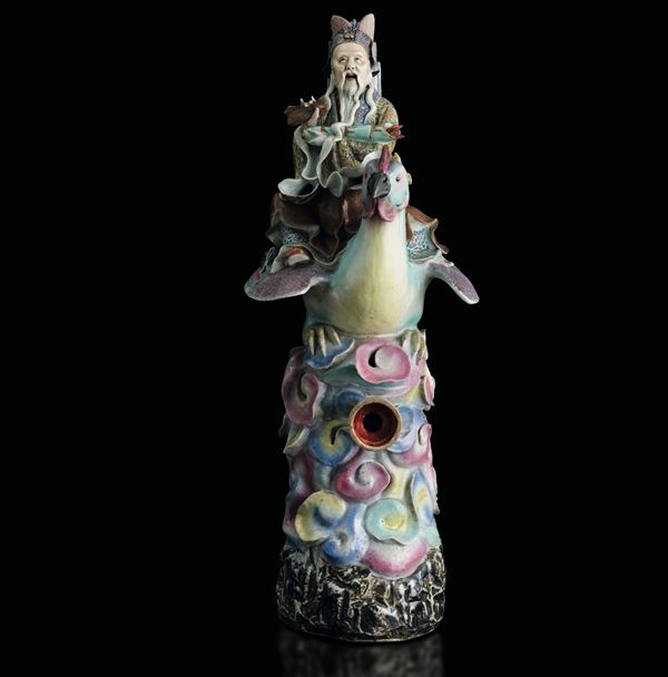 Grande figura in porcellana policroma raffigurante saggio a cavallo di un gallo, Dinastia Qing, fine XIX secolo