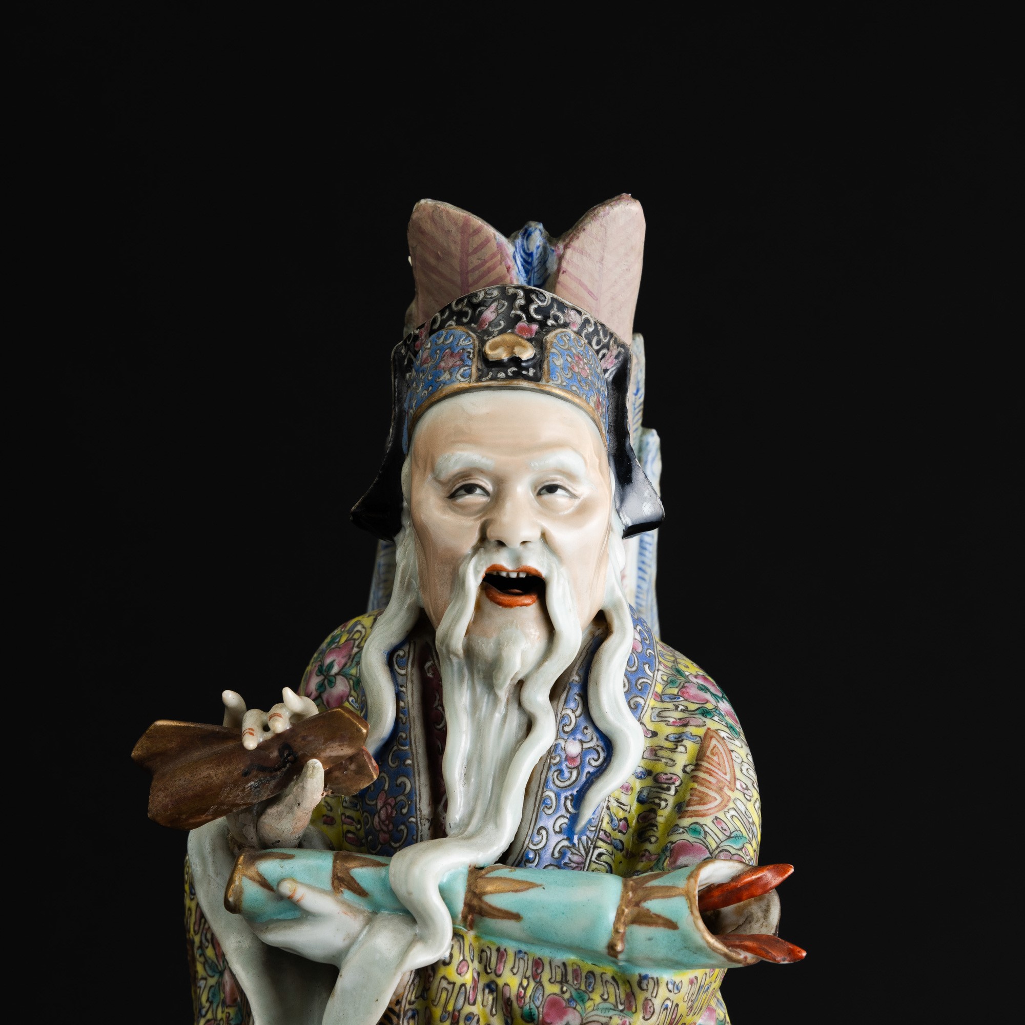 Grande Figura in Porcellana Policroma Raffigurante Saggio a Cavallo di un Gallo, Dinastia Qing, F...