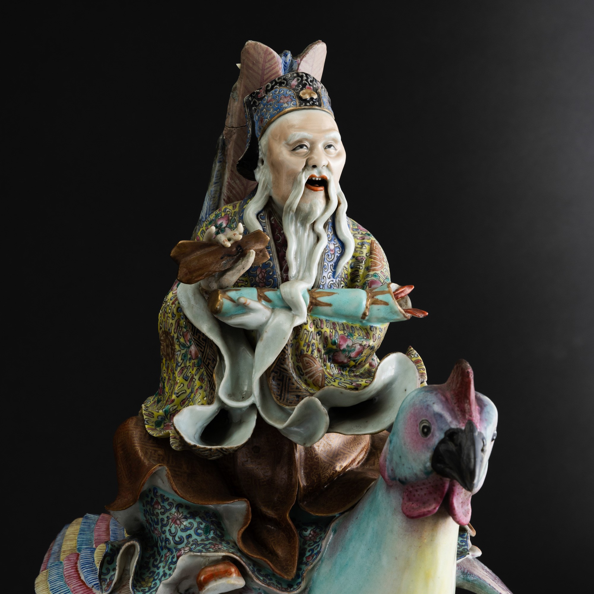 Grande Figura in Porcellana Policroma Raffigurante Saggio a Cavallo di un Gallo, Dinastia Qing, F...