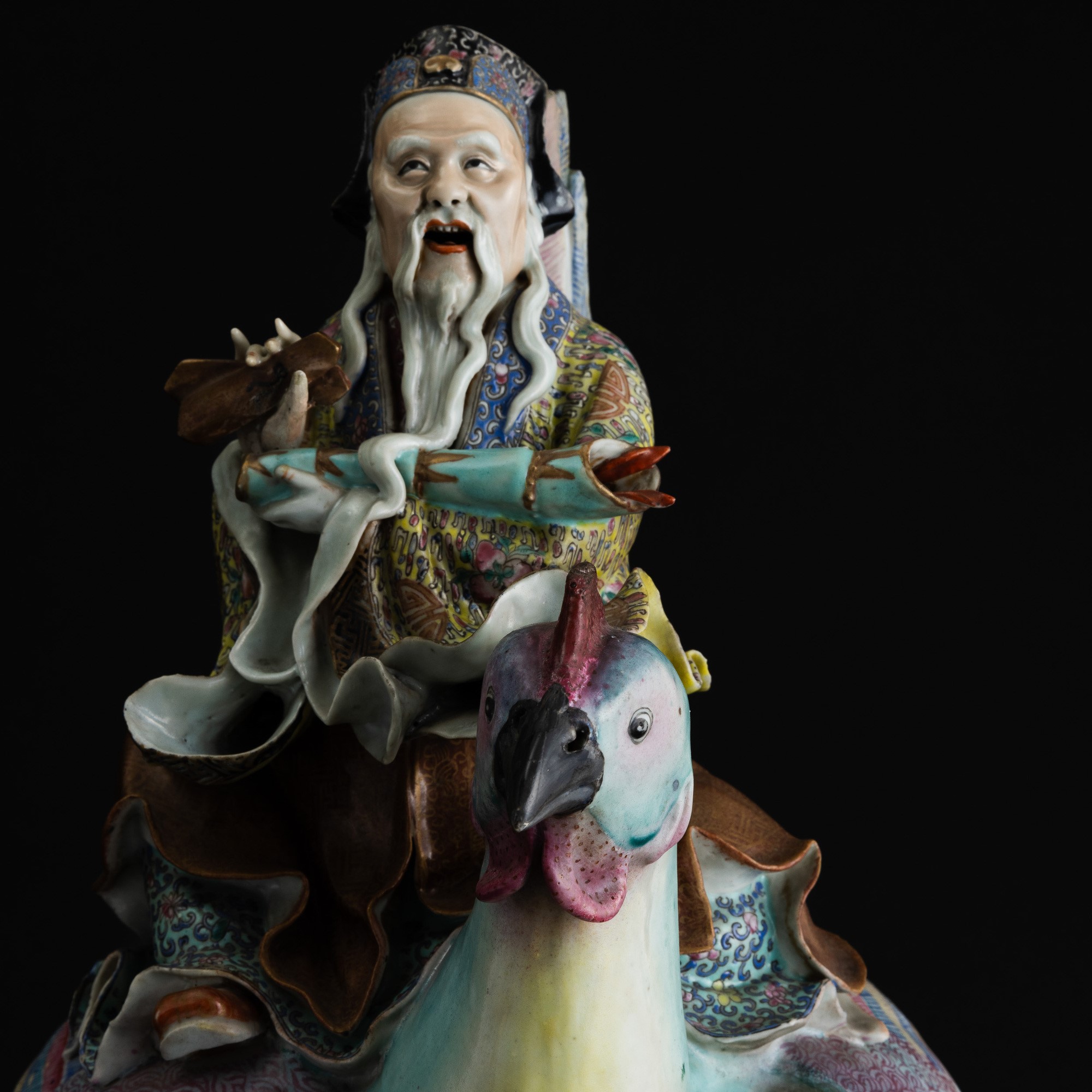 Grande Figura in Porcellana Policroma Raffigurante Saggio a Cavallo di un Gallo, Dinastia Qing, F...