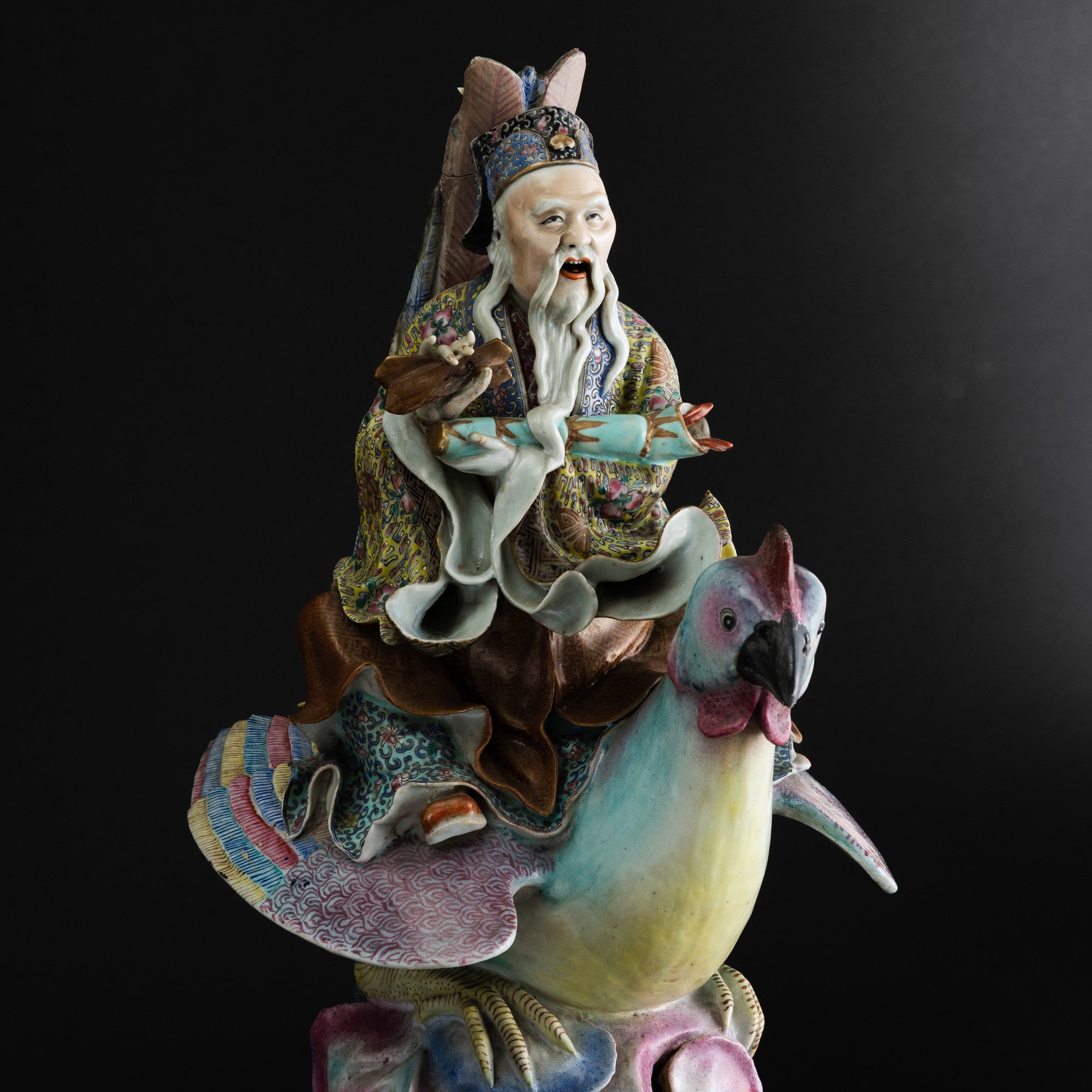 Grande Figura in Porcellana Policroma Raffigurante Saggio a Cavallo di un Gallo, Dinastia Qing, F...