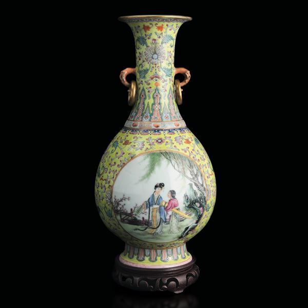 Vaso in porcellana Famiglia Rosa biansato a fondo giallo raffigurante scena di vita comune entro riserva con decori floreali, Cina, Repubblica