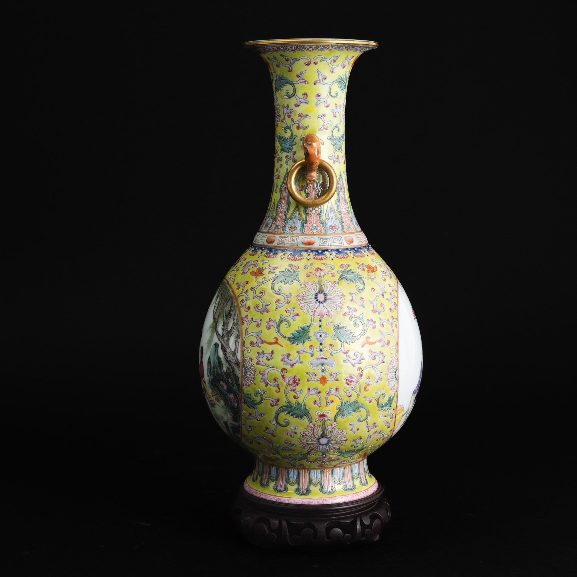 Vaso in Porcellana Famiglia Rosa Biansato a Fondo Giallo Raffigurante Scena di Vita Comune Entro ...
