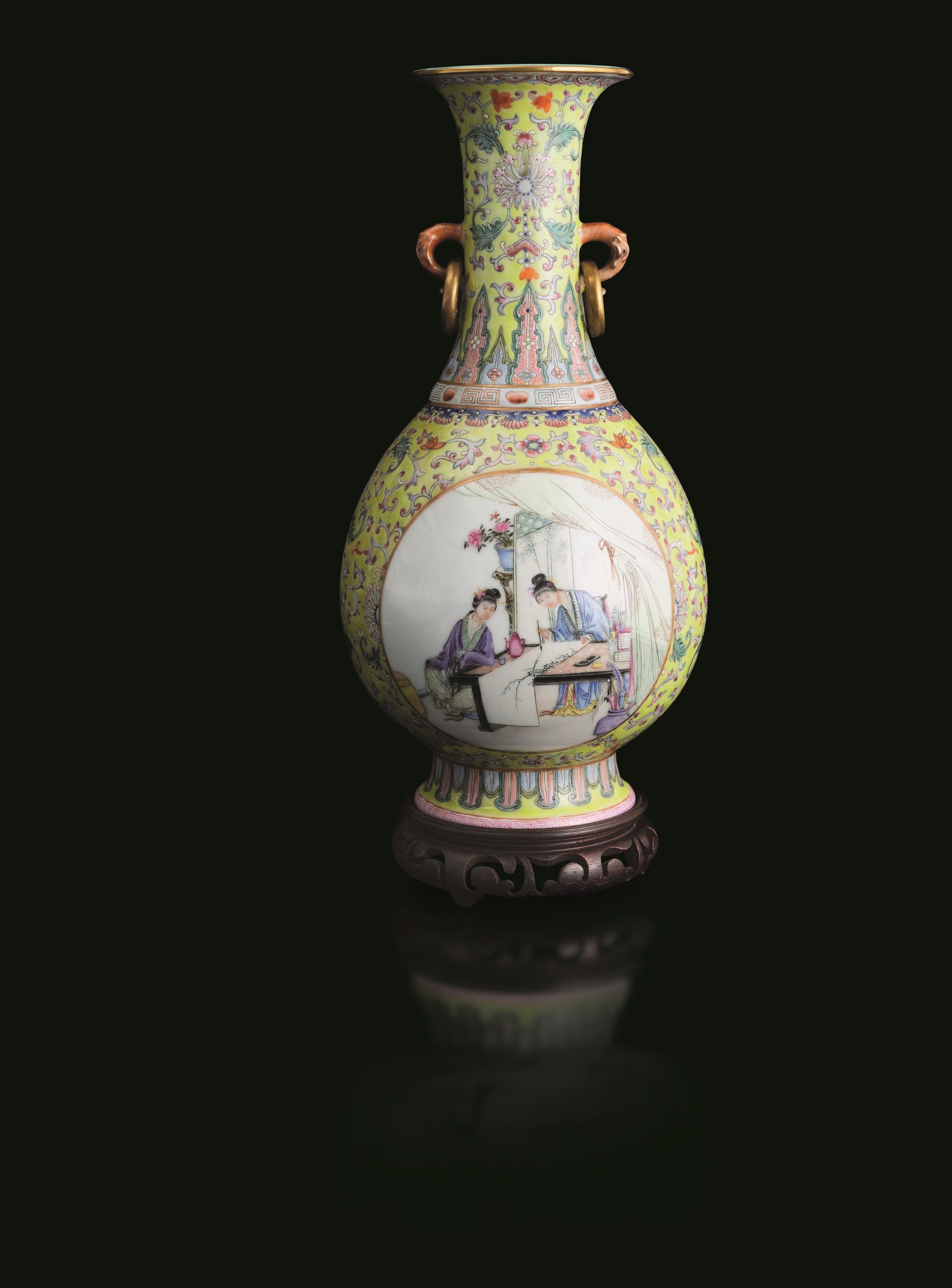 Vaso in Porcellana Famiglia Rosa Biansato a Fondo Giallo Raffigurante Scena di Vita Comune Entro ...