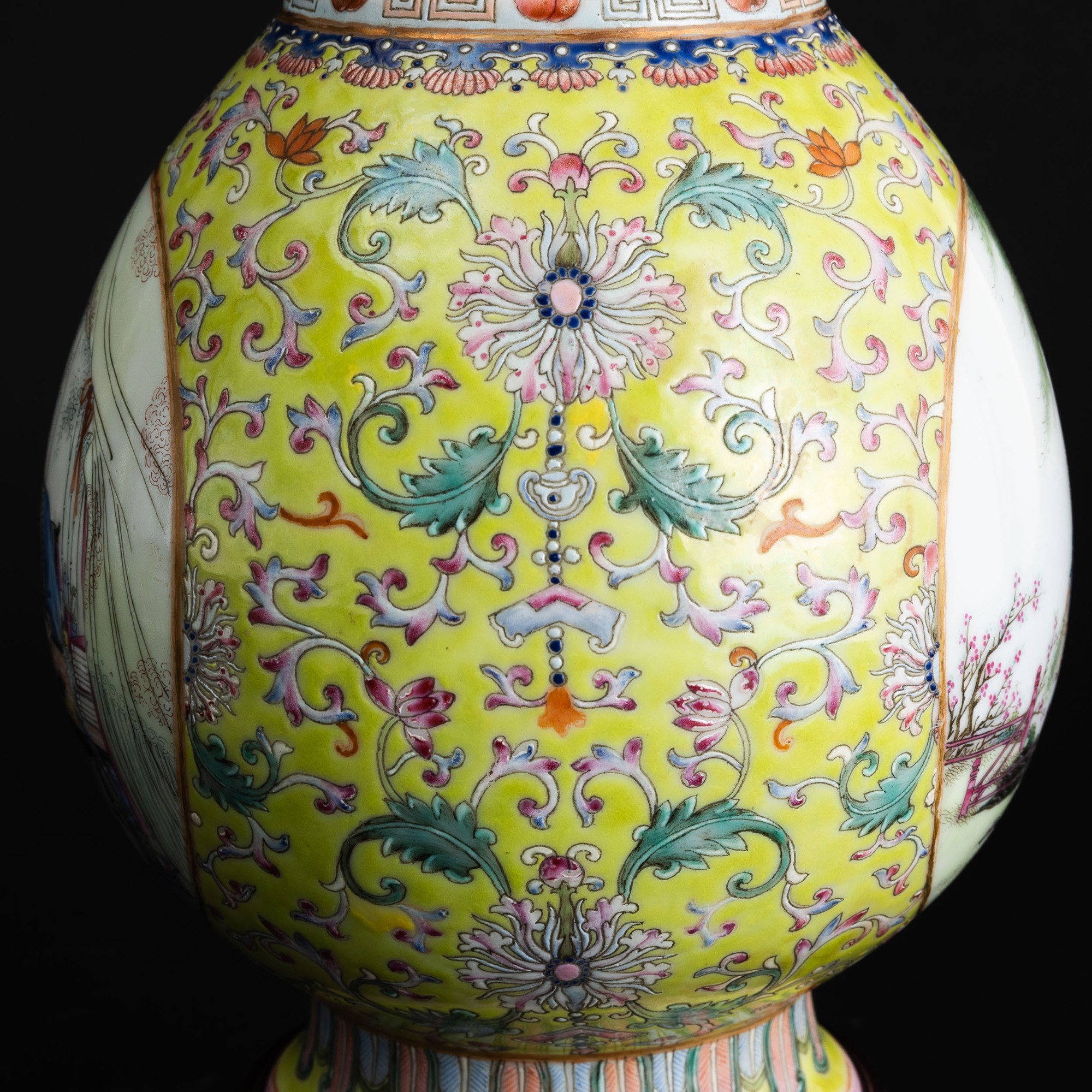 Vaso in Porcellana Famiglia Rosa Biansato a Fondo Giallo Raffigurante Scena di Vita Comune Entro ...