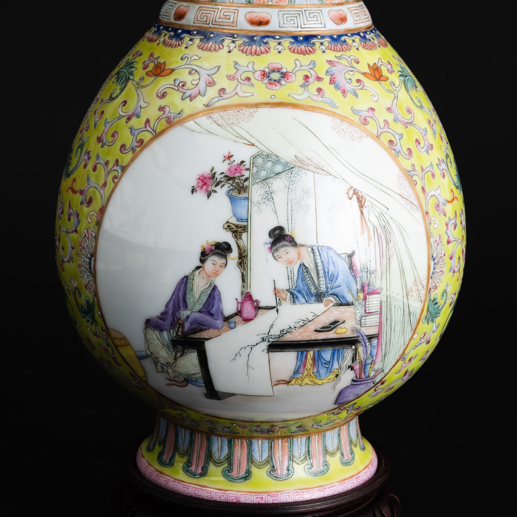 Vaso in Porcellana Famiglia Rosa Biansato a Fondo Giallo Raffigurante Scena di Vita Comune Entro ...