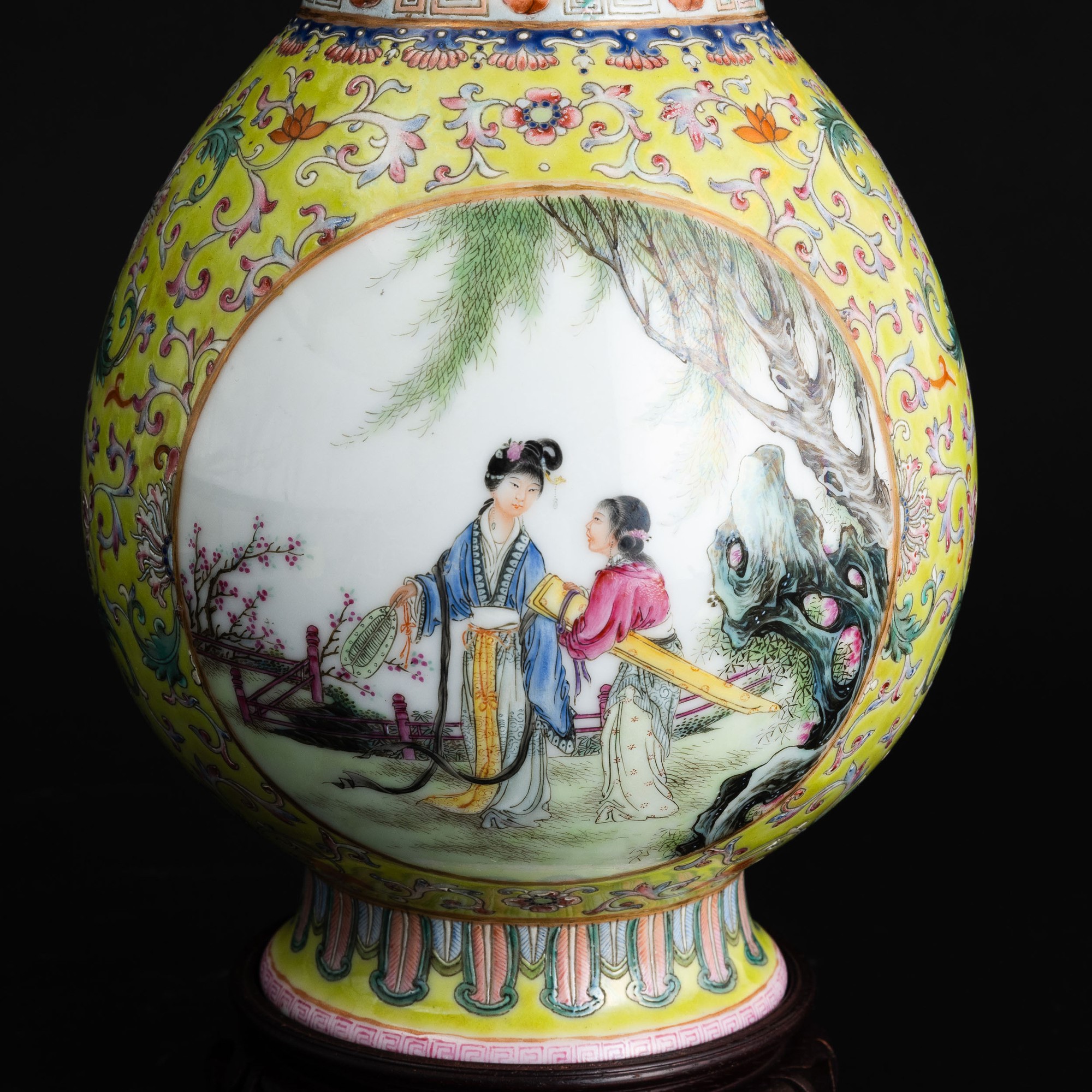 Vaso in Porcellana Famiglia Rosa Biansato a Fondo Giallo Raffigurante Scena di Vita Comune Entro ...