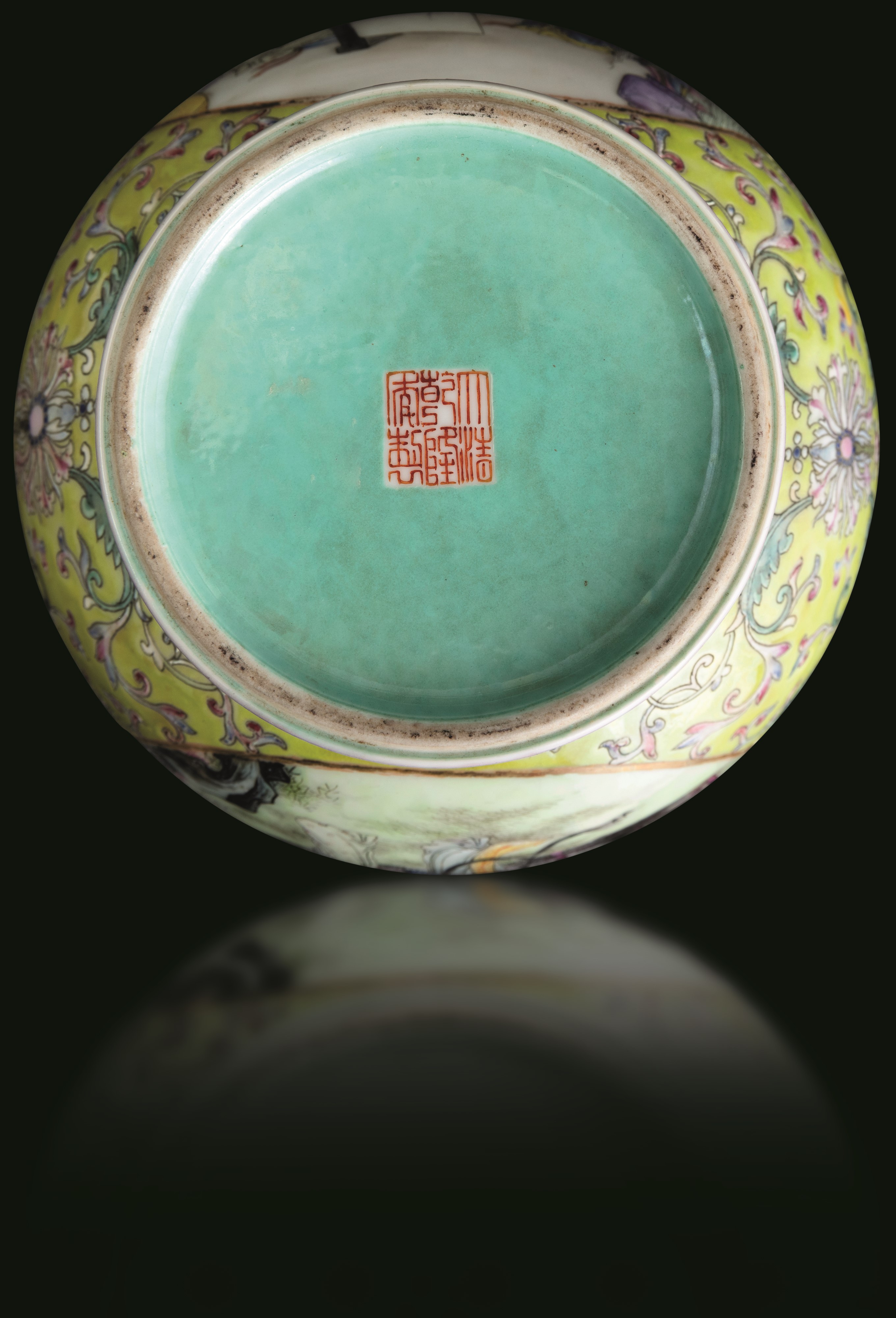 Vaso in Porcellana Famiglia Rosa Biansato a Fondo Giallo Raffigurante Scena di Vita Comune Entro ...