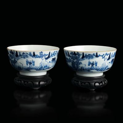 Coppia di Ciotole in Porcellana Bianca e Blu a Soggetto Paesaggistico, Cina, Dinastia Qing, March...