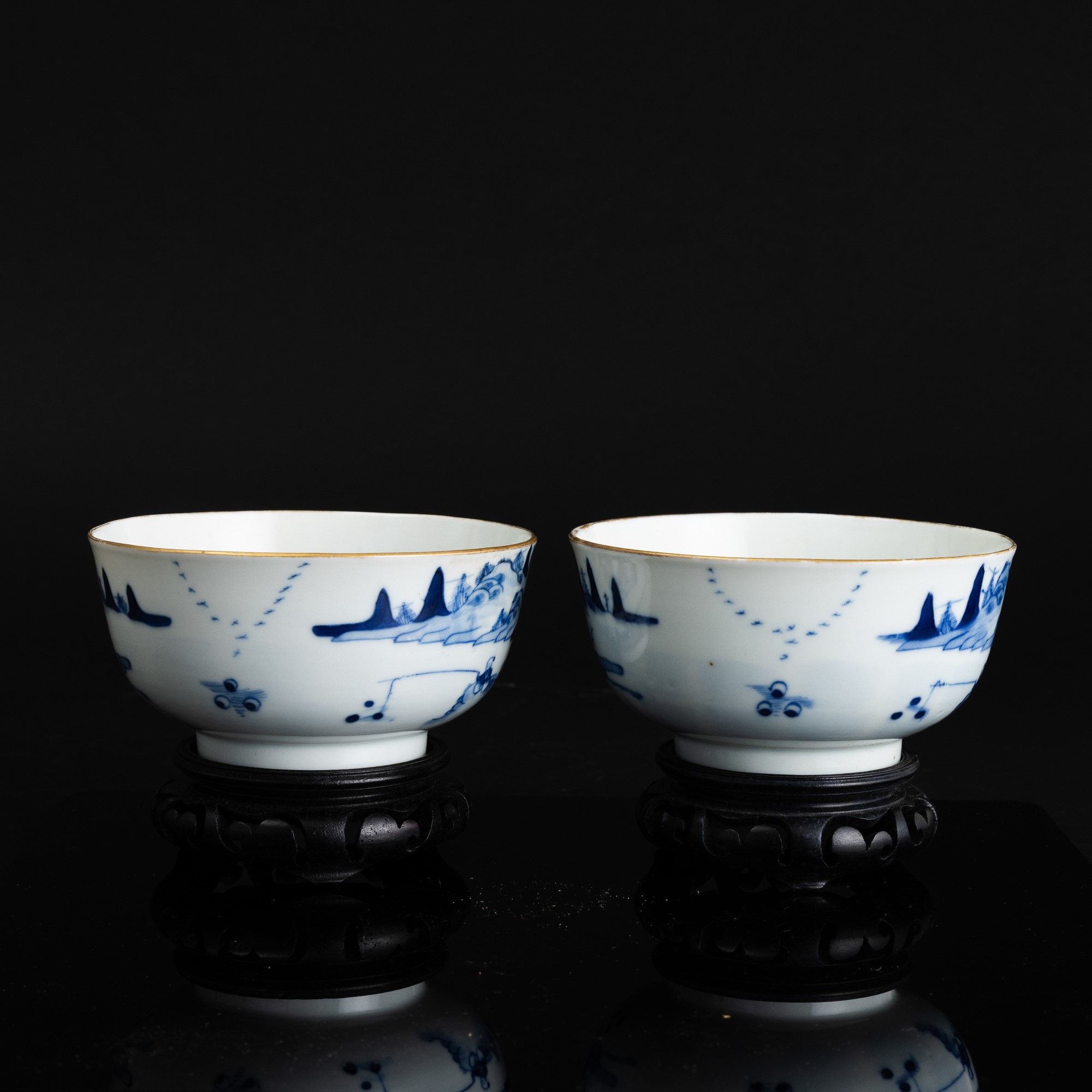 Coppia di Ciotole in Porcellana Bianca e Blu a Soggetto Paesaggistico, Cina, Dinastia Qing, March...