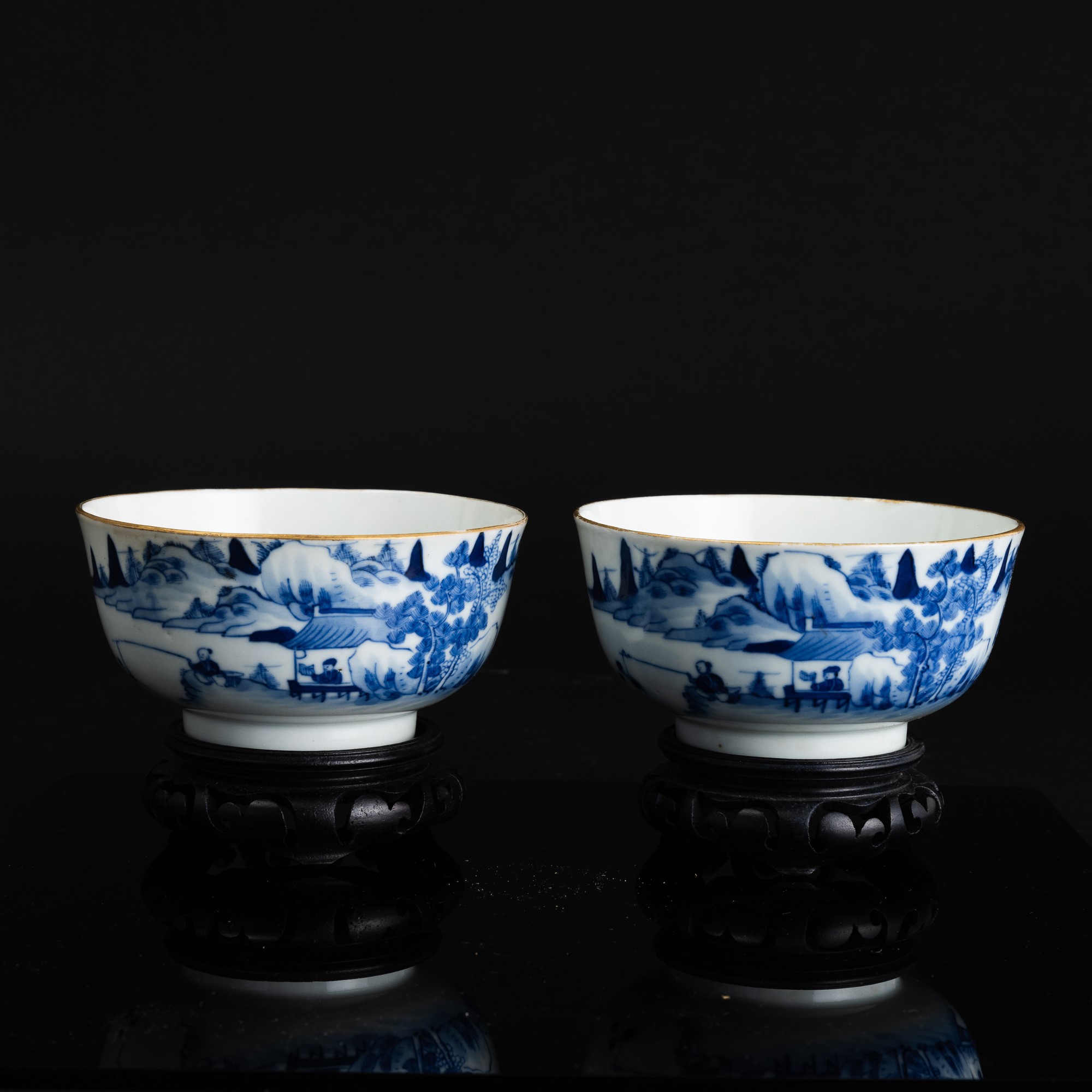 Coppia di Ciotole in Porcellana Bianca e Blu a Soggetto Paesaggistico, Cina, Dinastia Qing, March...