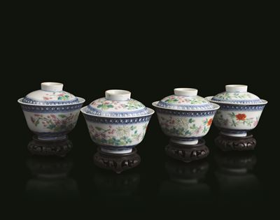 Lotto Composto di Quattro Coppe con Coperchio in Porcellana con Decori Floreali, Cina, Dinastia Q...
