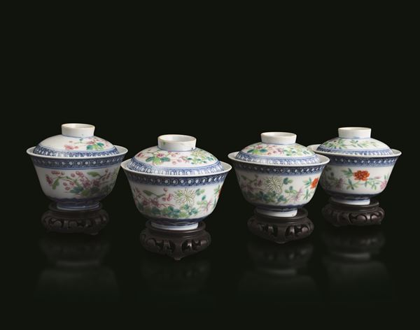 Lotto composto di quattro coppe con coperchio in porcellana con decori floreali, Cina, Dinastia Qing, marca e del periodo Daoguang (1821-1850), marca e del periodo Guangxu (1875-1908)