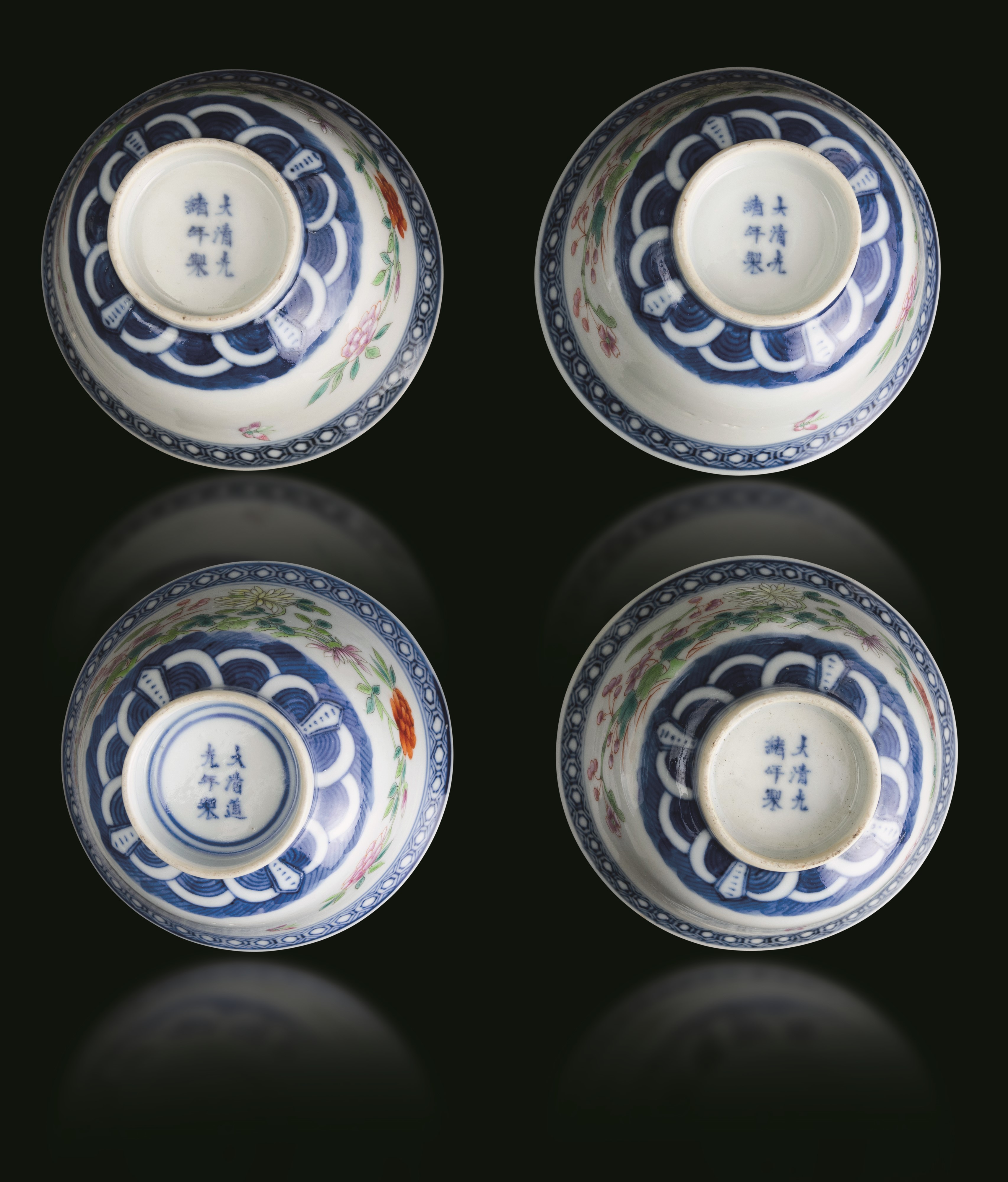 Lotto Composto di Quattro Coppe con Coperchio in Porcellana con Decori Floreali, Cina, Dinastia Q...