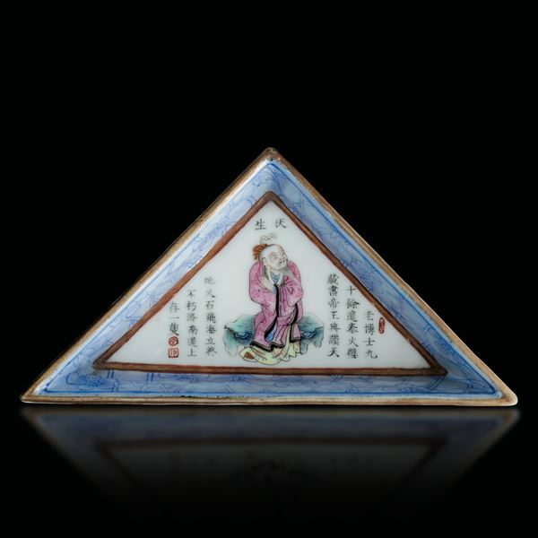 Contenitore in porcellana raffigurante personaggio dello stile Wu Shuang Pu e motivi floreali, Cina, Dinastia Qing, epoca Guangxu (1875-1908)