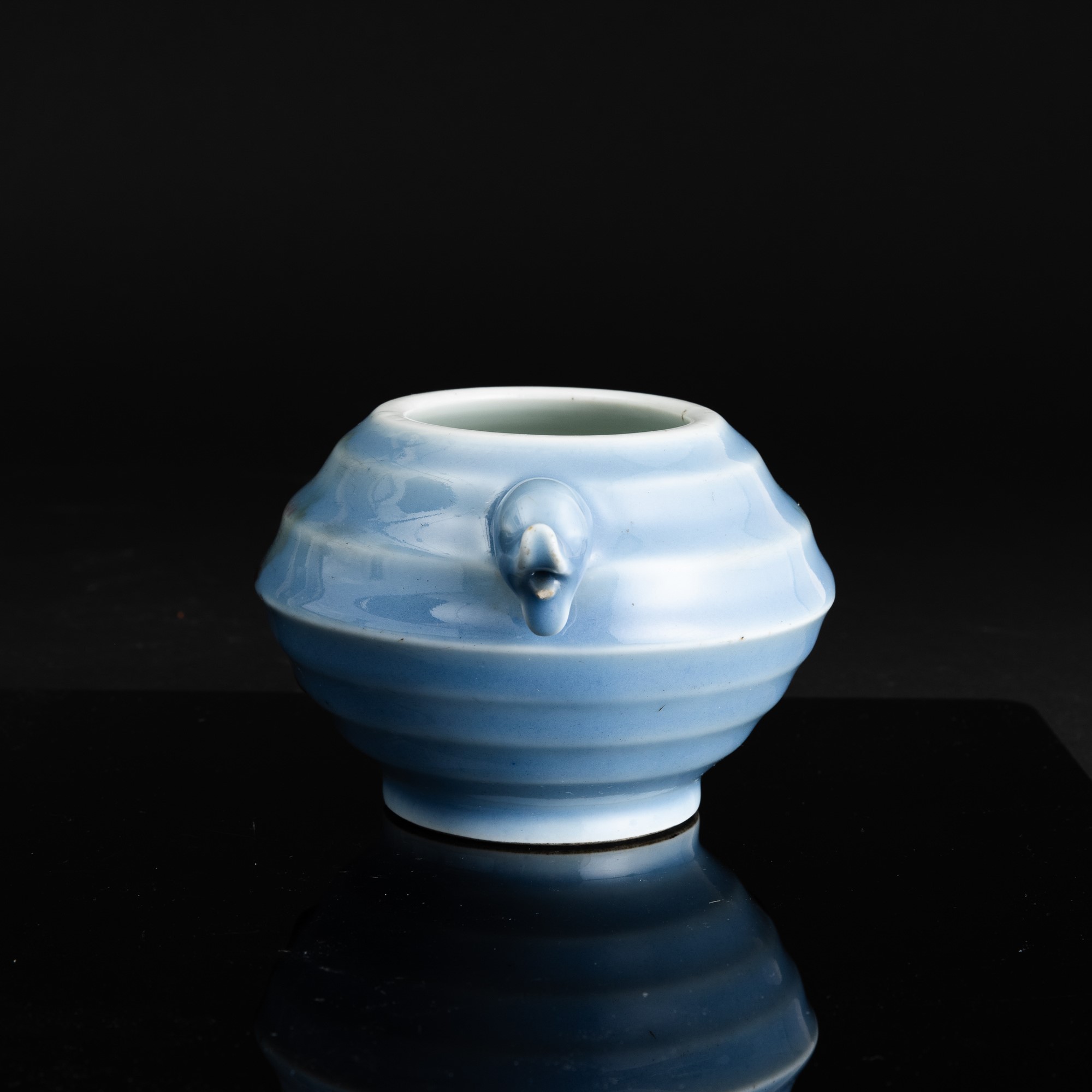 Piccolo Vaso Sagomato in Porcellana Claire De Lune in Stile Jun, Cina, Dinastia Qing, XIX Secolo