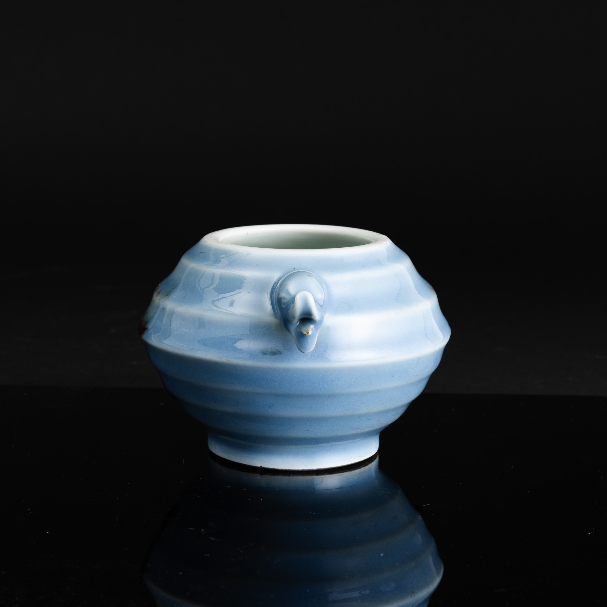 Piccolo Vaso Sagomato in Porcellana Claire De Lune in Stile Jun, Cina, Dinastia Qing, XIX Secolo