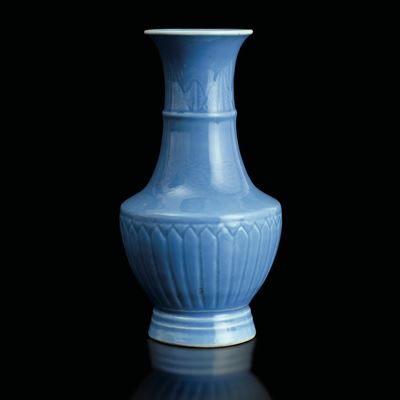 Vaso in Porcellana Claire De Lune con Incisioni e Decoro a Rilievo, Cina, Dinastia Qing, XIX Seco...