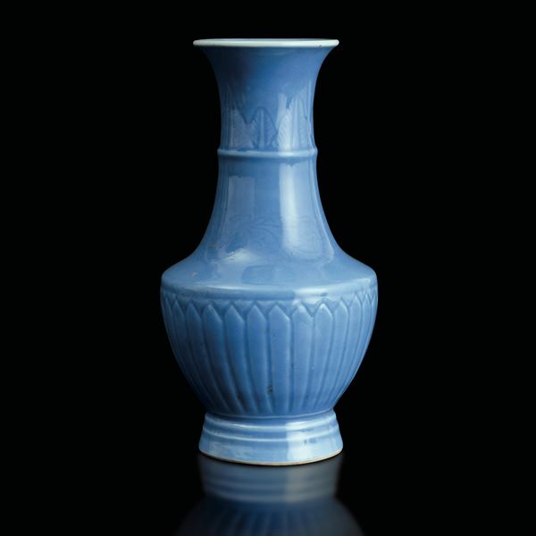 Vaso in porcellana Claire de Lune con incisioni e decoro a rilievo, Cina, Dinastia Qing, XIX secolo