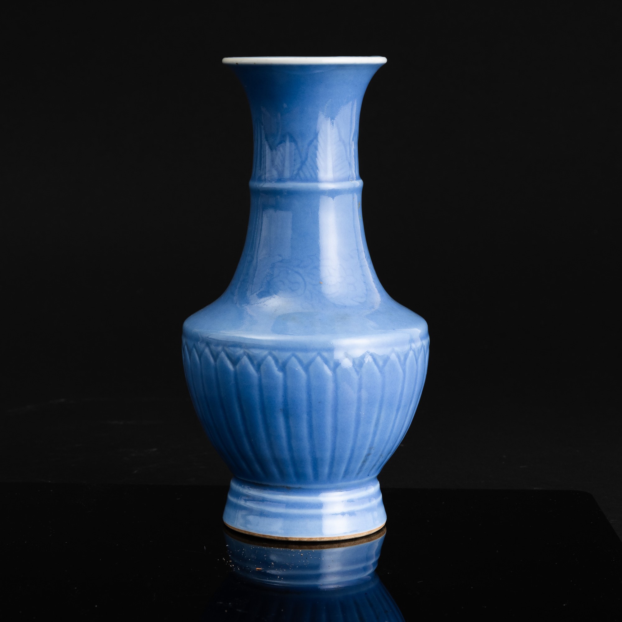 Vaso in Porcellana Claire De Lune con Incisioni e Decoro a Rilievo, Cina, Dinastia Qing, XIX Seco...