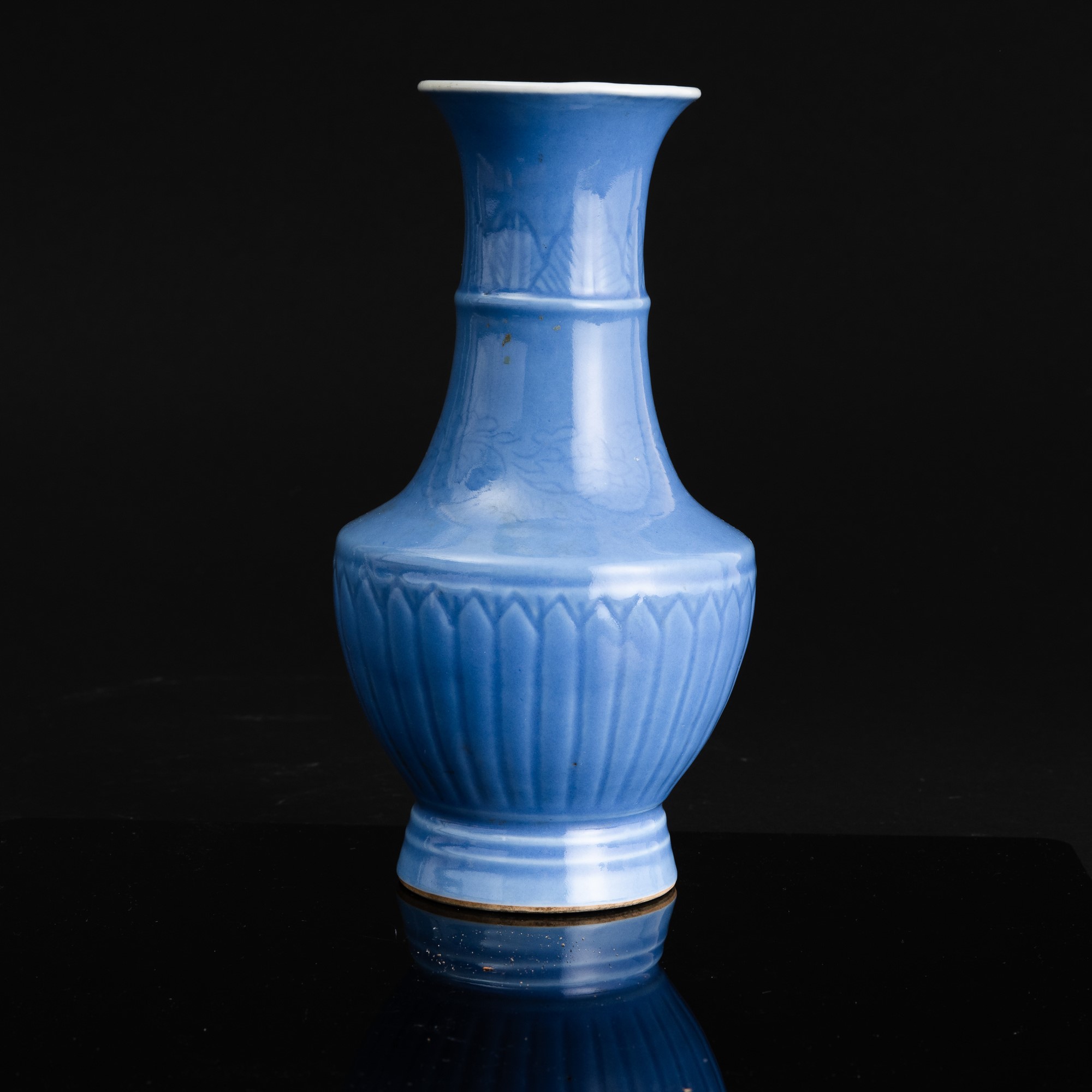 Vaso in Porcellana Claire De Lune con Incisioni e Decoro a Rilievo, Cina, Dinastia Qing, XIX Seco...