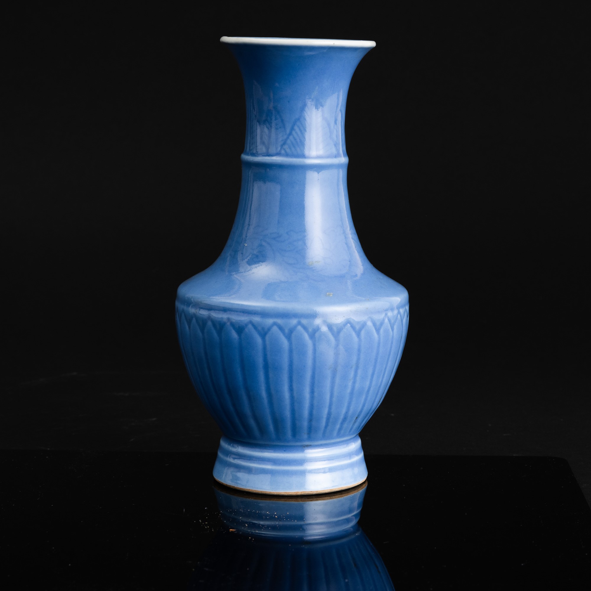 Vaso in Porcellana Claire De Lune con Incisioni e Decoro a Rilievo, Cina, Dinastia Qing, XIX Seco...