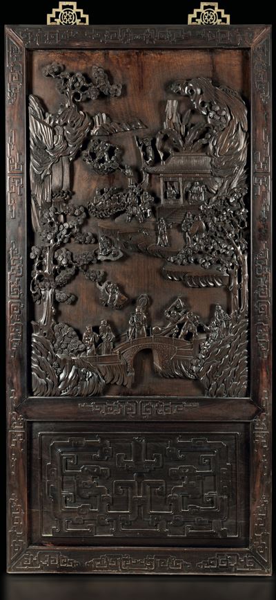 Grande Pannello in Legno Homu Raffigurante Scene di Vita Comune e Paesaggio con Iscrizioni a Rili...