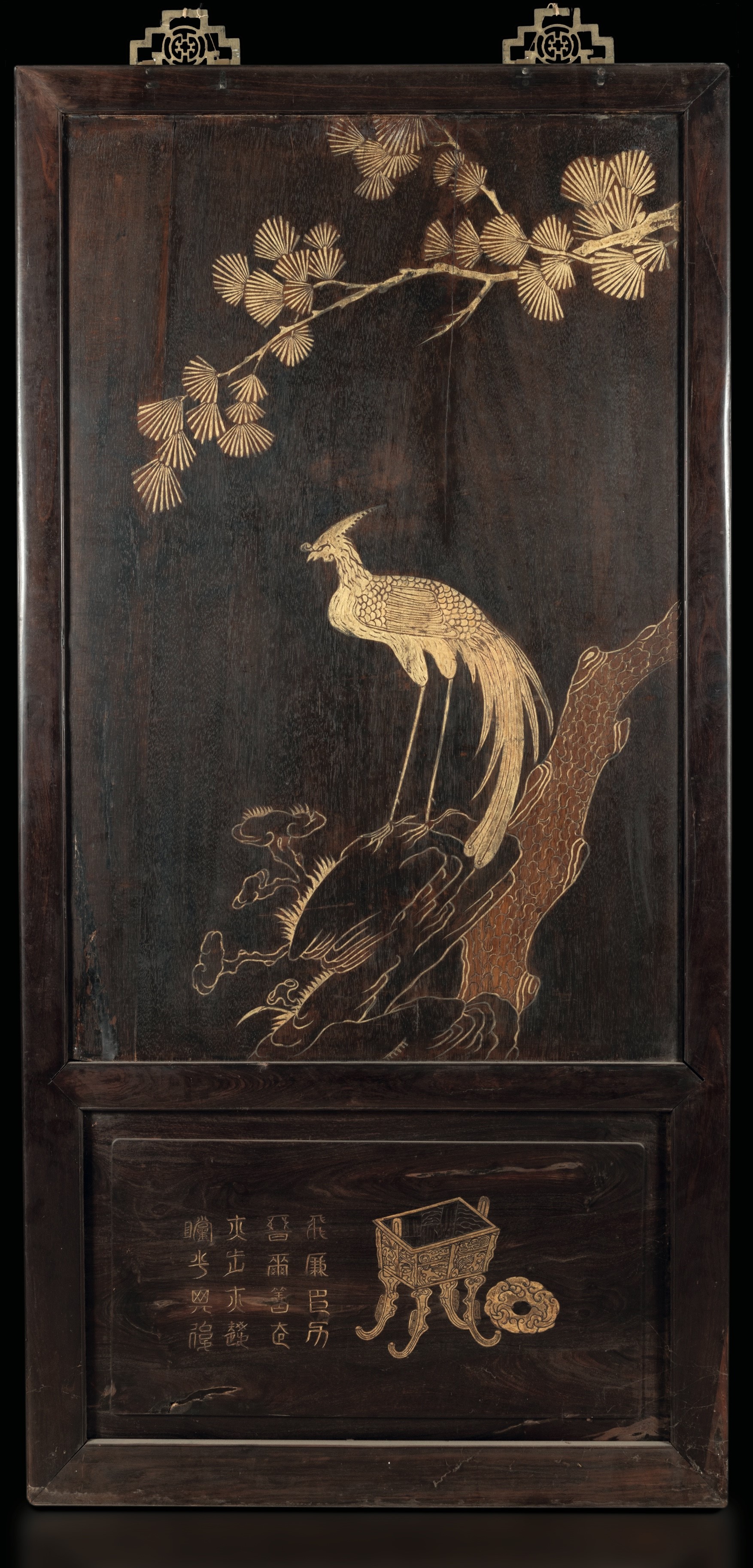 Grande Pannello in Legno Homu Raffigurante Scene di Vita Comune e Paesaggio con Iscrizioni a Rili...