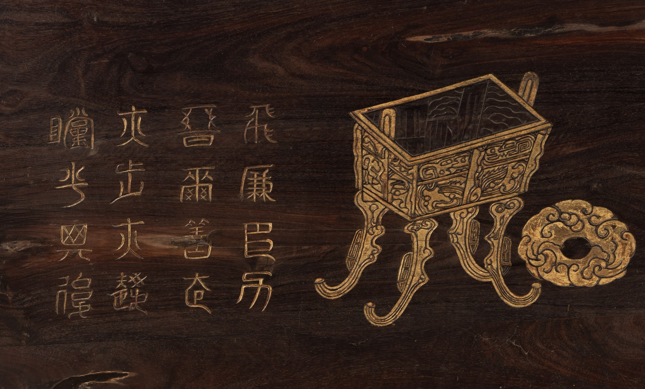 Grande Pannello in Legno Homu Raffigurante Scene di Vita Comune e Paesaggio con Iscrizioni a Rili...