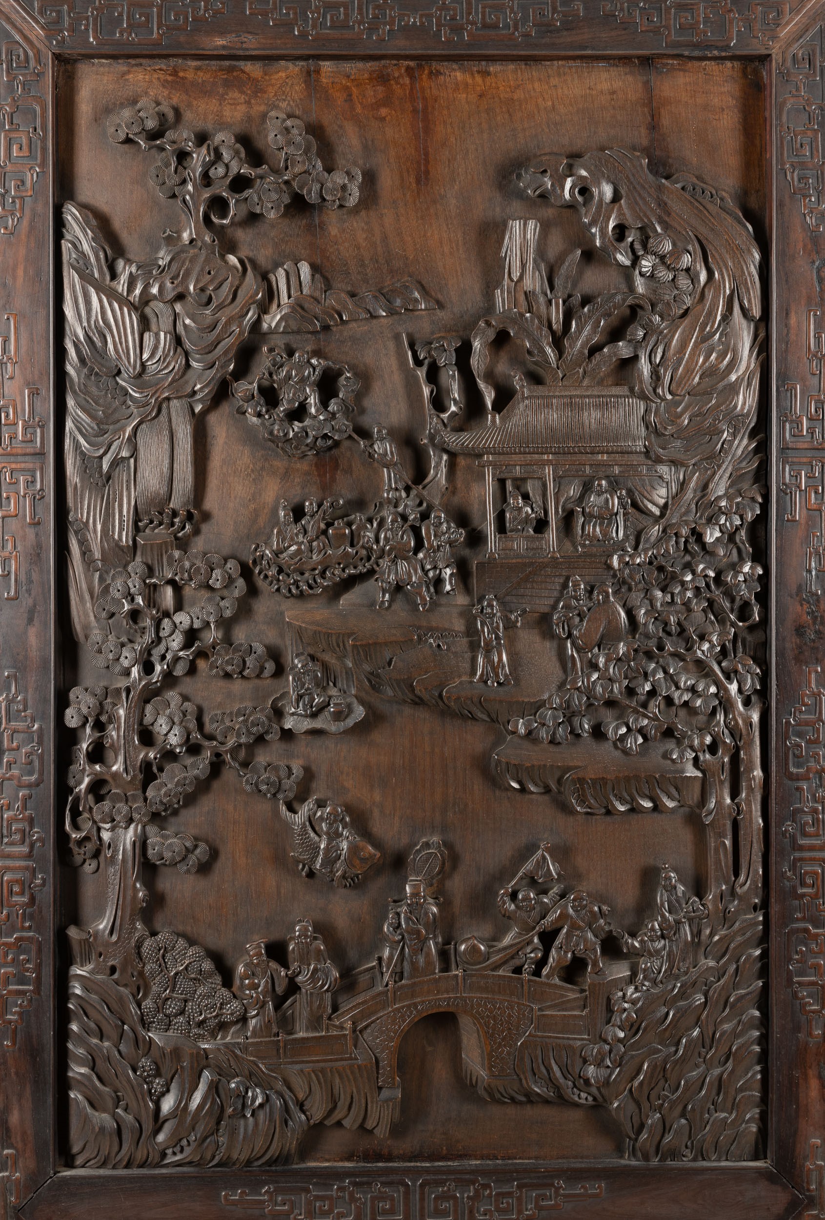 Grande Pannello in Legno Homu Raffigurante Scene di Vita Comune e Paesaggio con Iscrizioni a Rili...