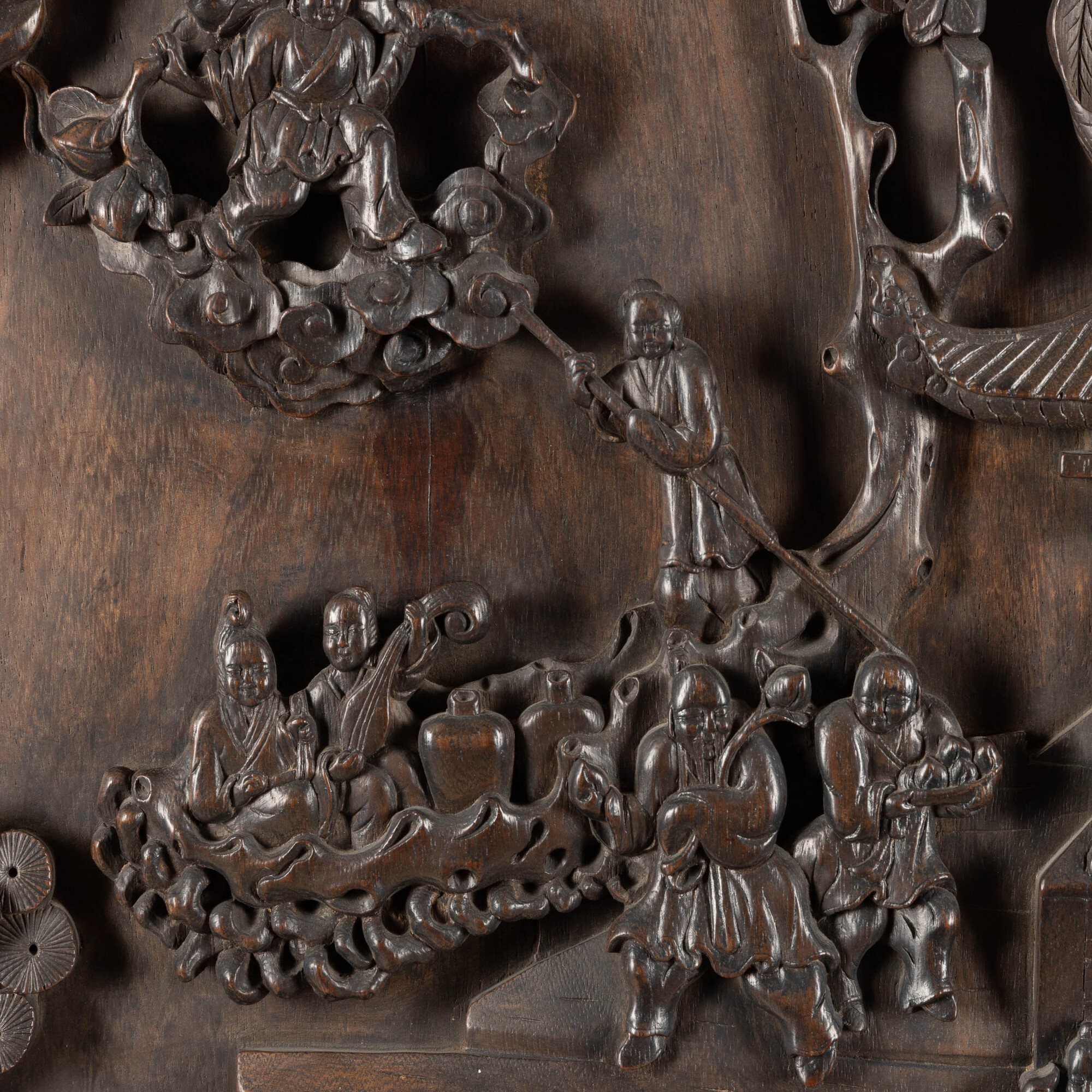 Grande Pannello in Legno Homu Raffigurante Scene di Vita Comune e Paesaggio con Iscrizioni a Rili...