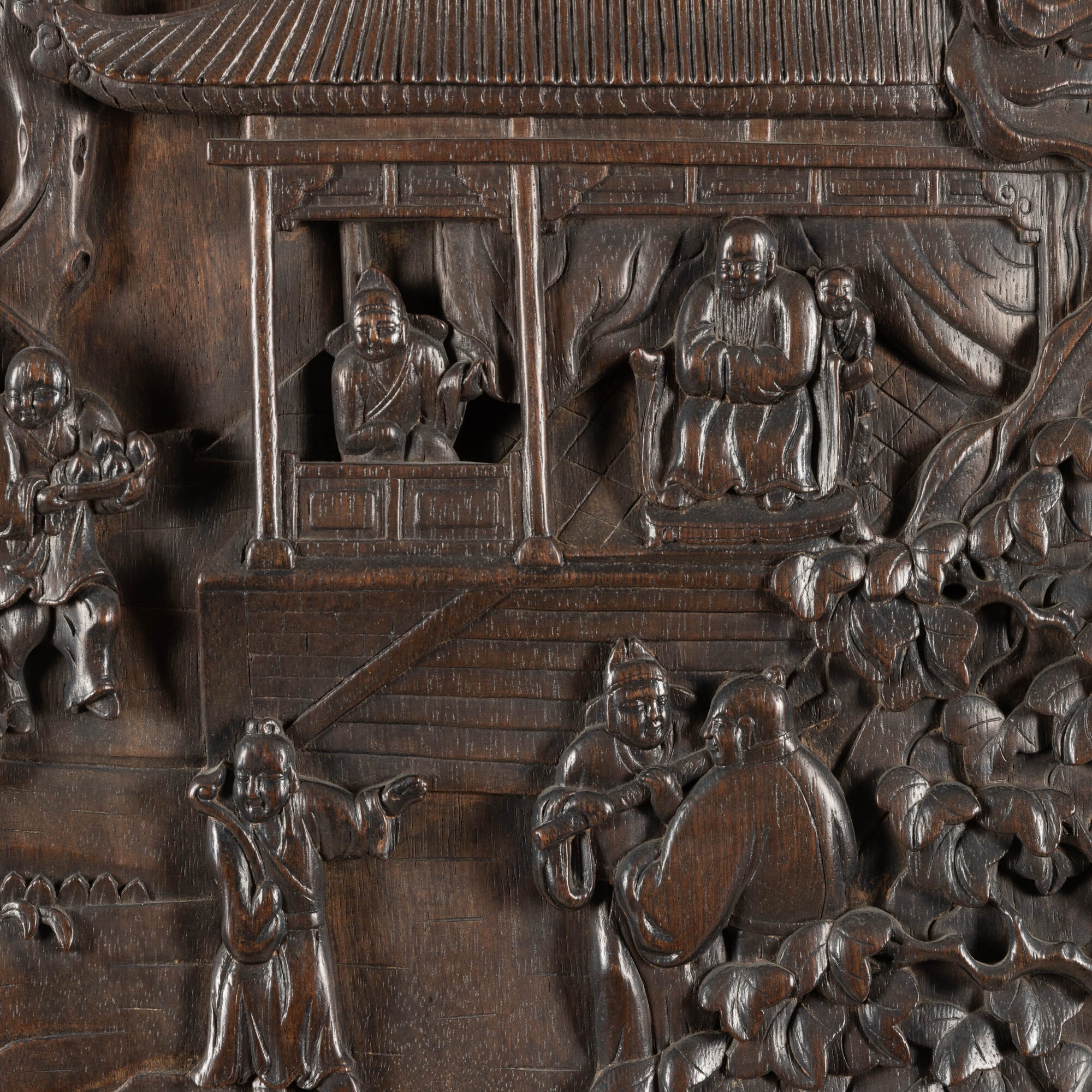 Grande Pannello in Legno Homu Raffigurante Scene di Vita Comune e Paesaggio con Iscrizioni a Rili...