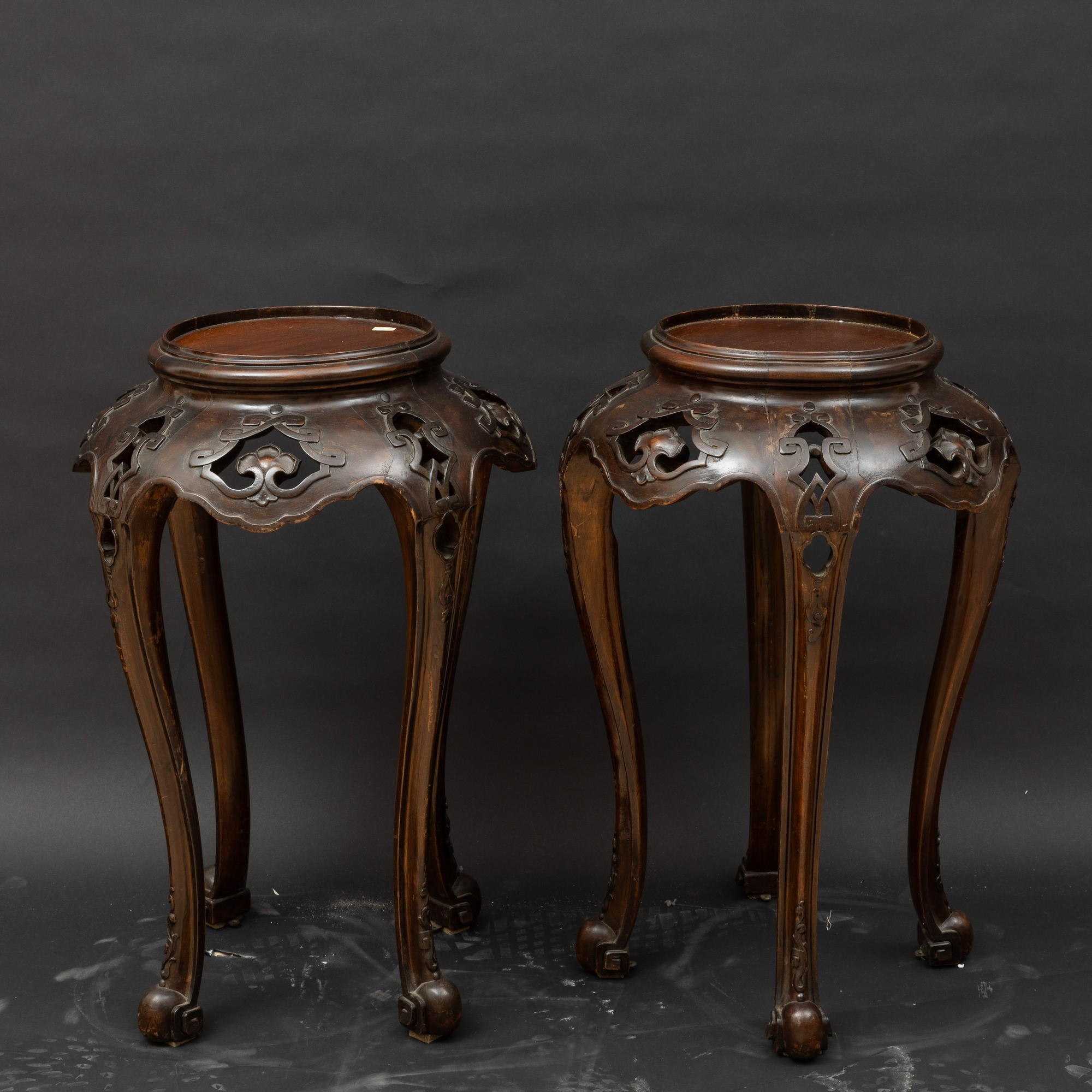 Coppia di Portavasi in Legno di Frutto con Decori Traforati, Cina, Dinastia Qing, XIX Secolo