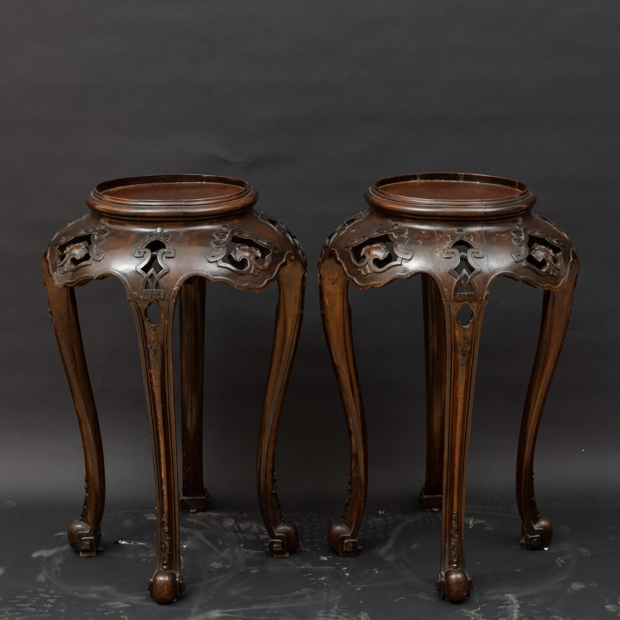 Coppia di Portavasi in Legno di Frutto con Decori Traforati, Cina, Dinastia Qing, XIX Secolo
